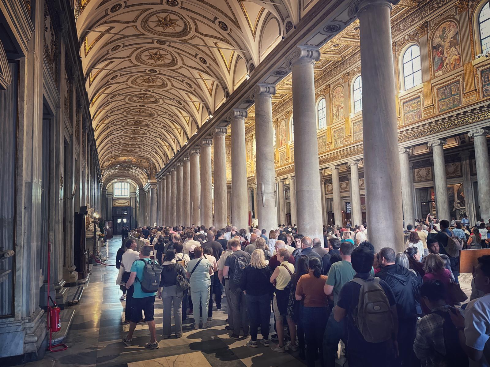 Aanschuiven om het graf van paus Franciscus te zien in de Santa Maria Maggiore.