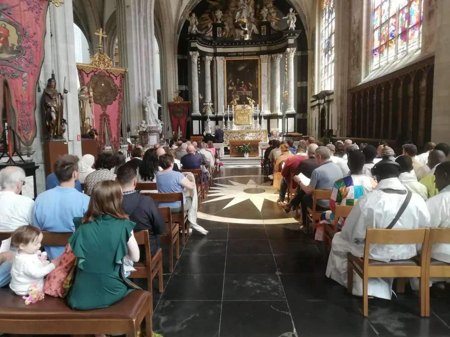 De interreligieuze pelgrimage eindigde met de Charles Deckersviering in de kathedraal van Antwerpen. De interreligieuze pelgrimage eindigde met de Charles Deckersviering in de kathedraal van Antwerpen.