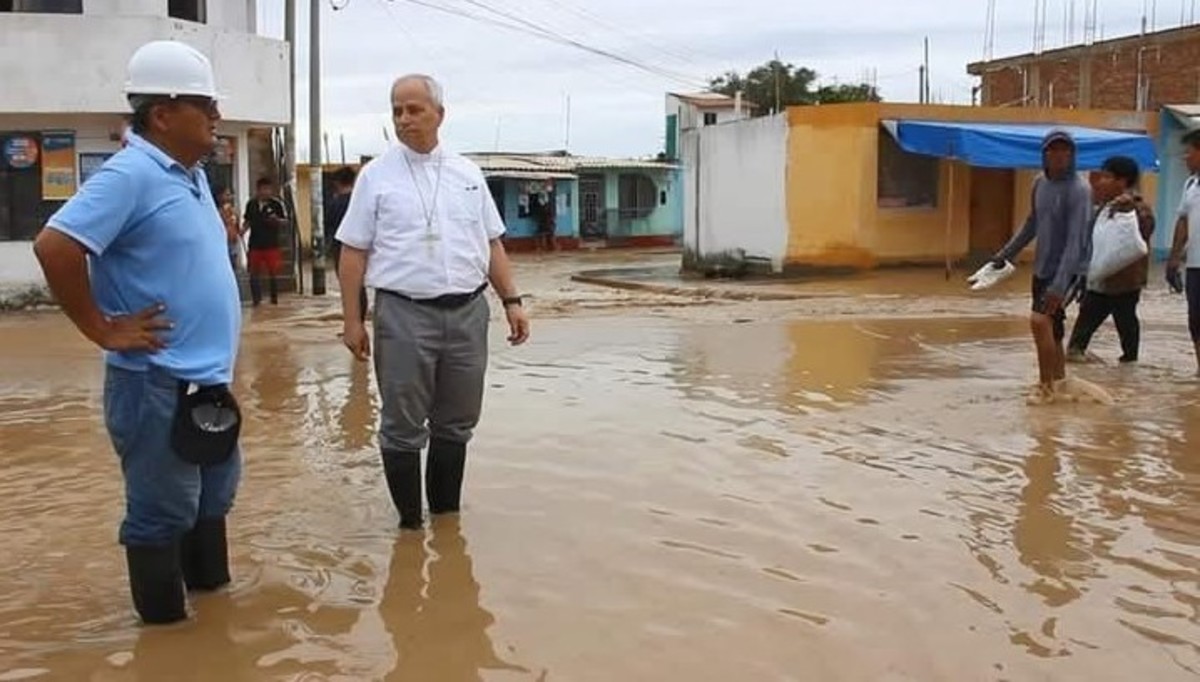 Robert Prevost als bisschop van Chiclayo, met de laarzen in het water na overstromingen in een dorp in zijn bisdom. Robert Prevost als bisschop van Chiclayo, met de laarzen in het water na overstromingen in een dorp in zijn bisdom.