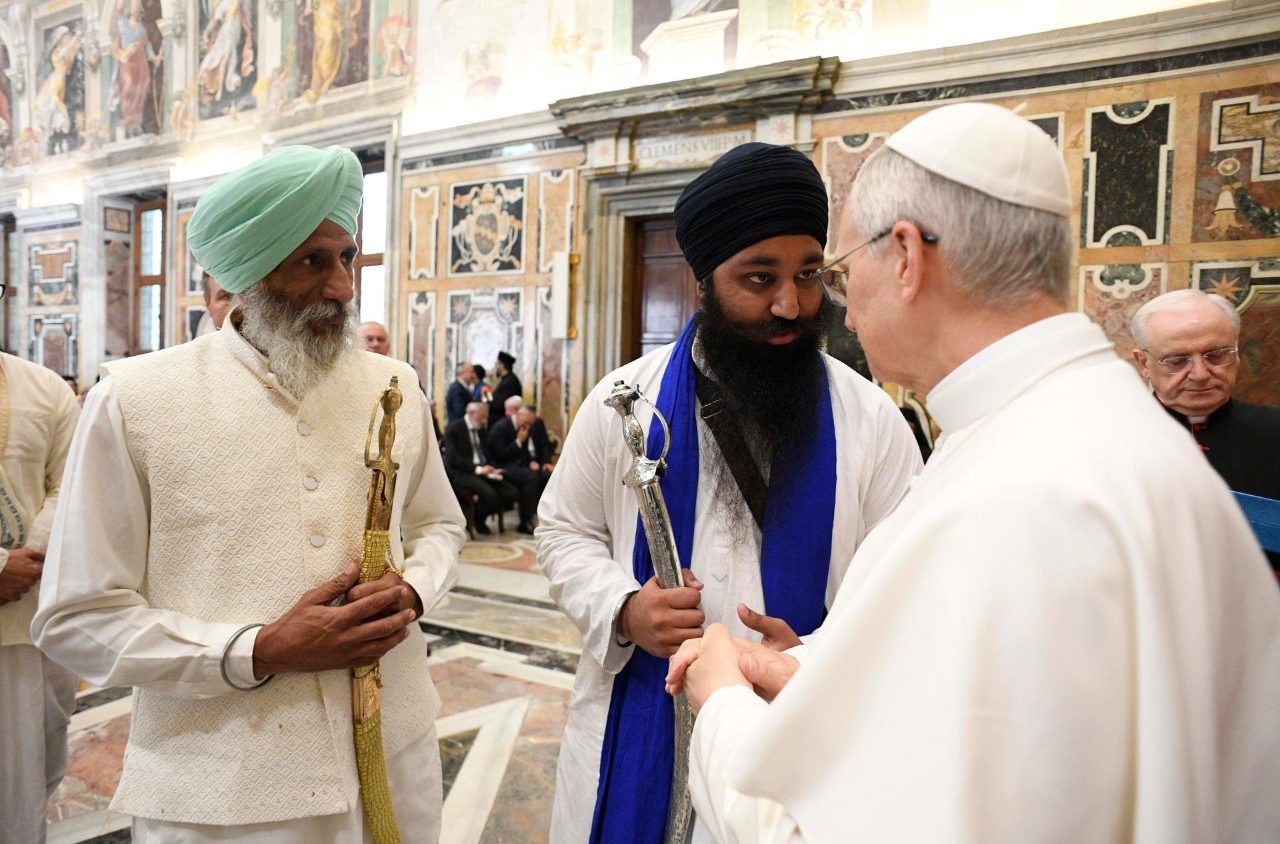 Leiders uit de Sikh-gemeenschap groeten paus Leo XIV.