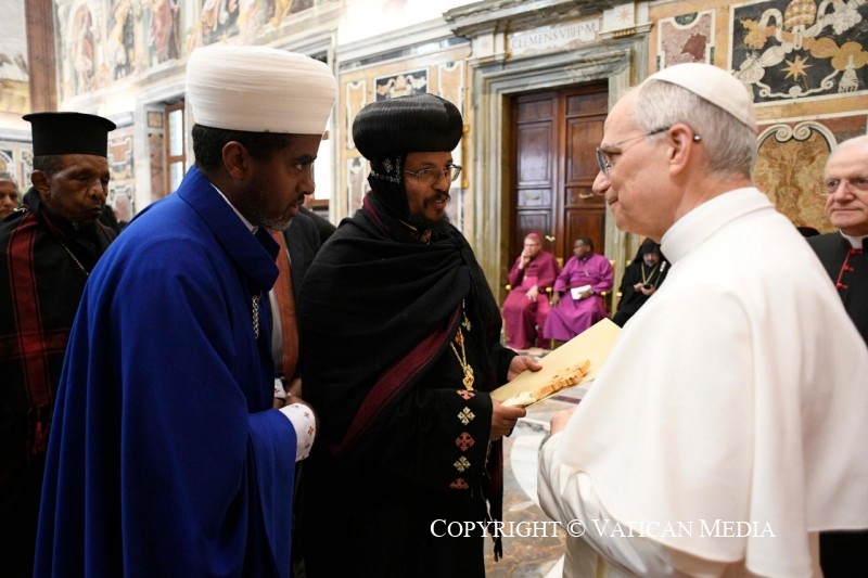Patriarch Tawadros II van de orthodoxe kerk van Ethiopië groet paus Leo XIV.