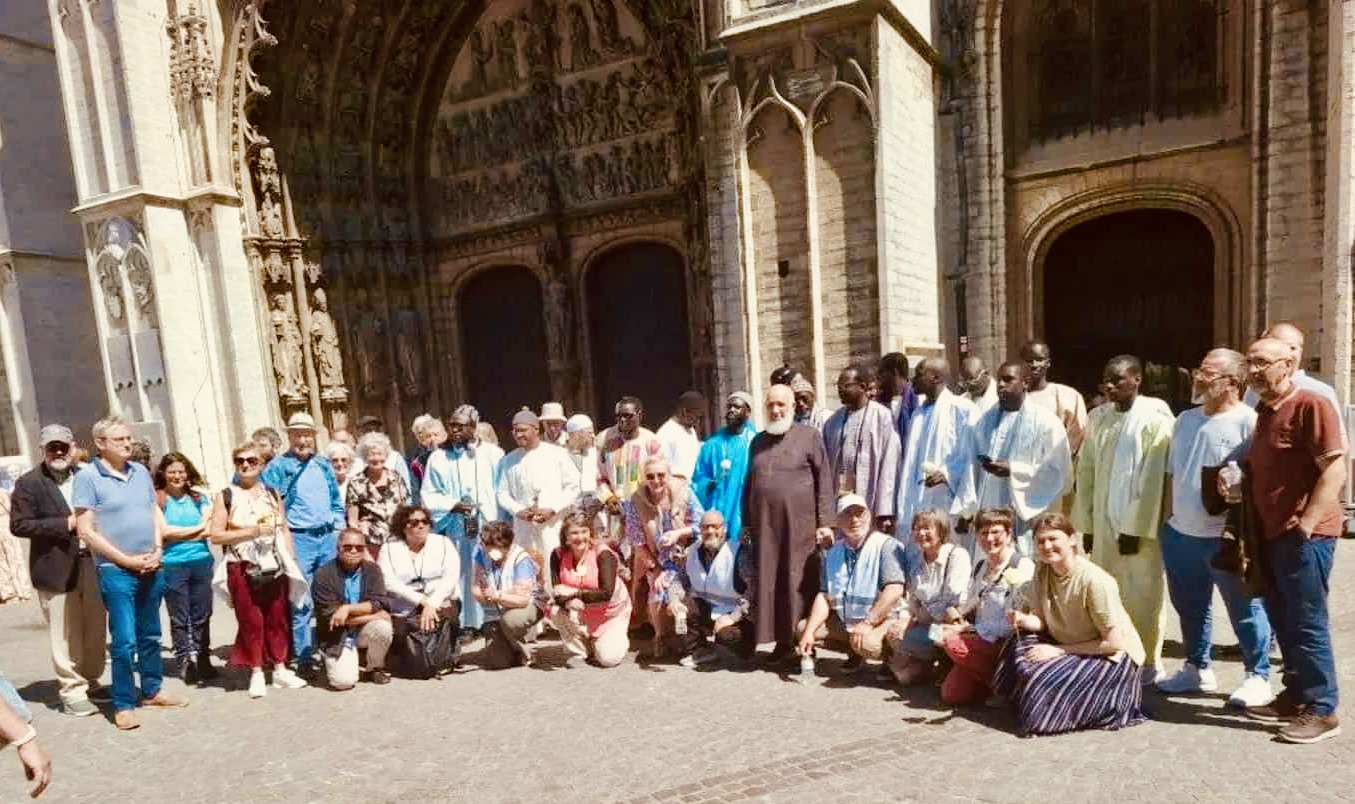 Zo'n 45 christenen en moslims pelgrimeerden op zondag 11 mei naar de Antwerpse kathedraal. Groepsfoto van de 45 pegrims, christenen en moslims, voor de Antwerpse kathedraal.