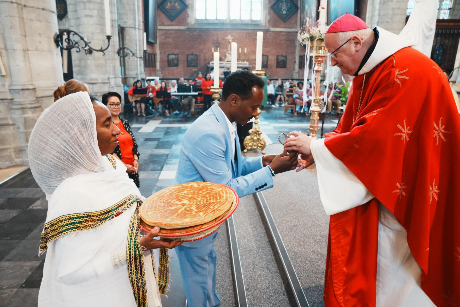 Pinksterwake 2023 - offergaven door mensen uit Eritrea