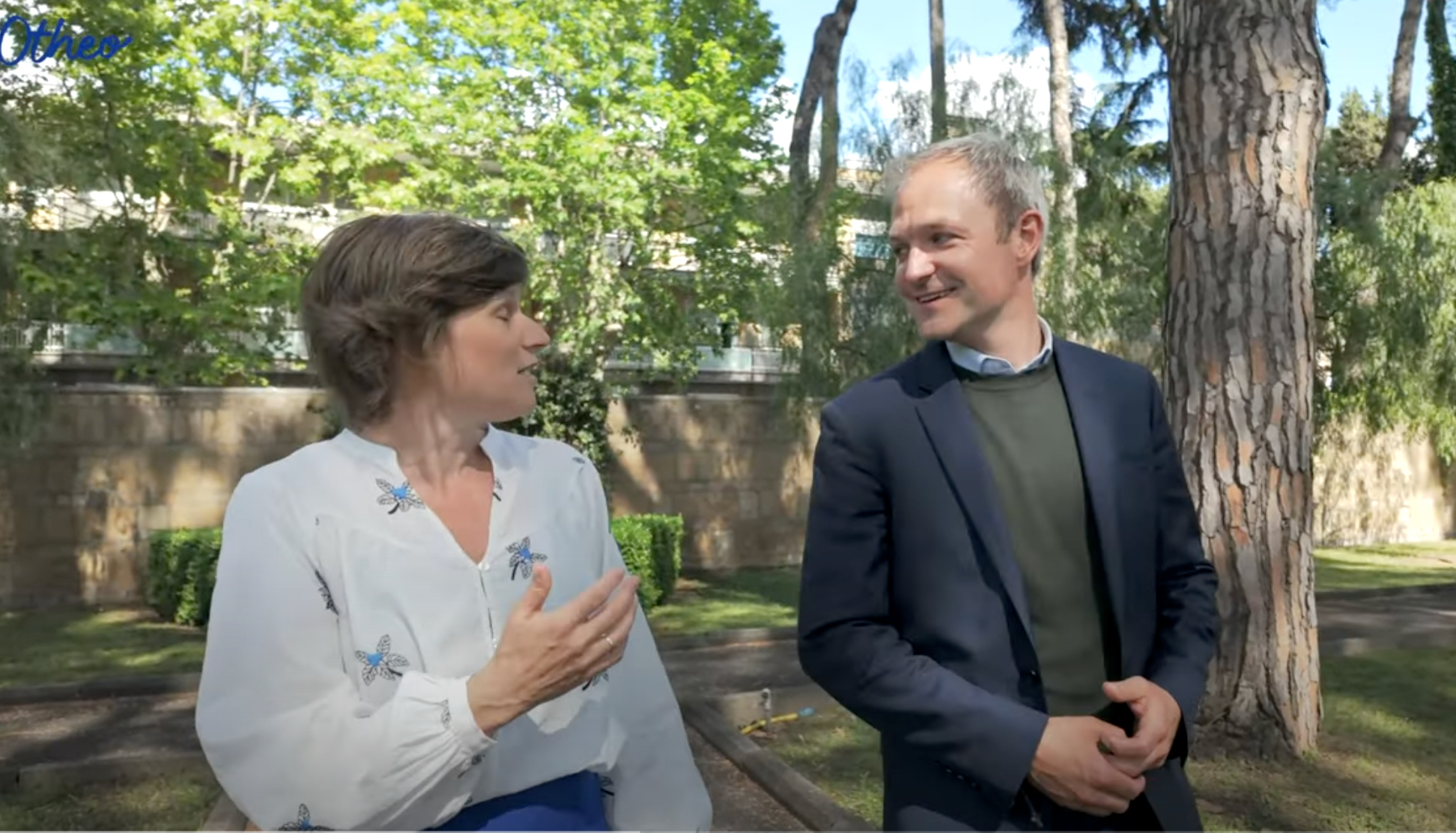 Lieve Wouters en Willem Van Mullem praten al wandelend in de tuin van het Belgisch College in Rome.