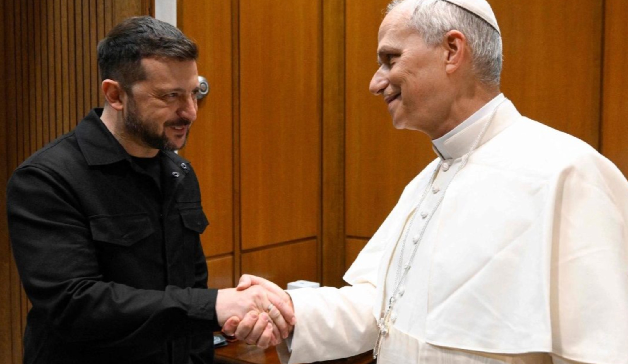 Duurzame en rechtvaardige vrede bevorderen in Oekraïne, staat bovenaan de to do-lijst van paus Leo XIV. President Zelensky en paus Leo XIV schudden elkaar de hand.