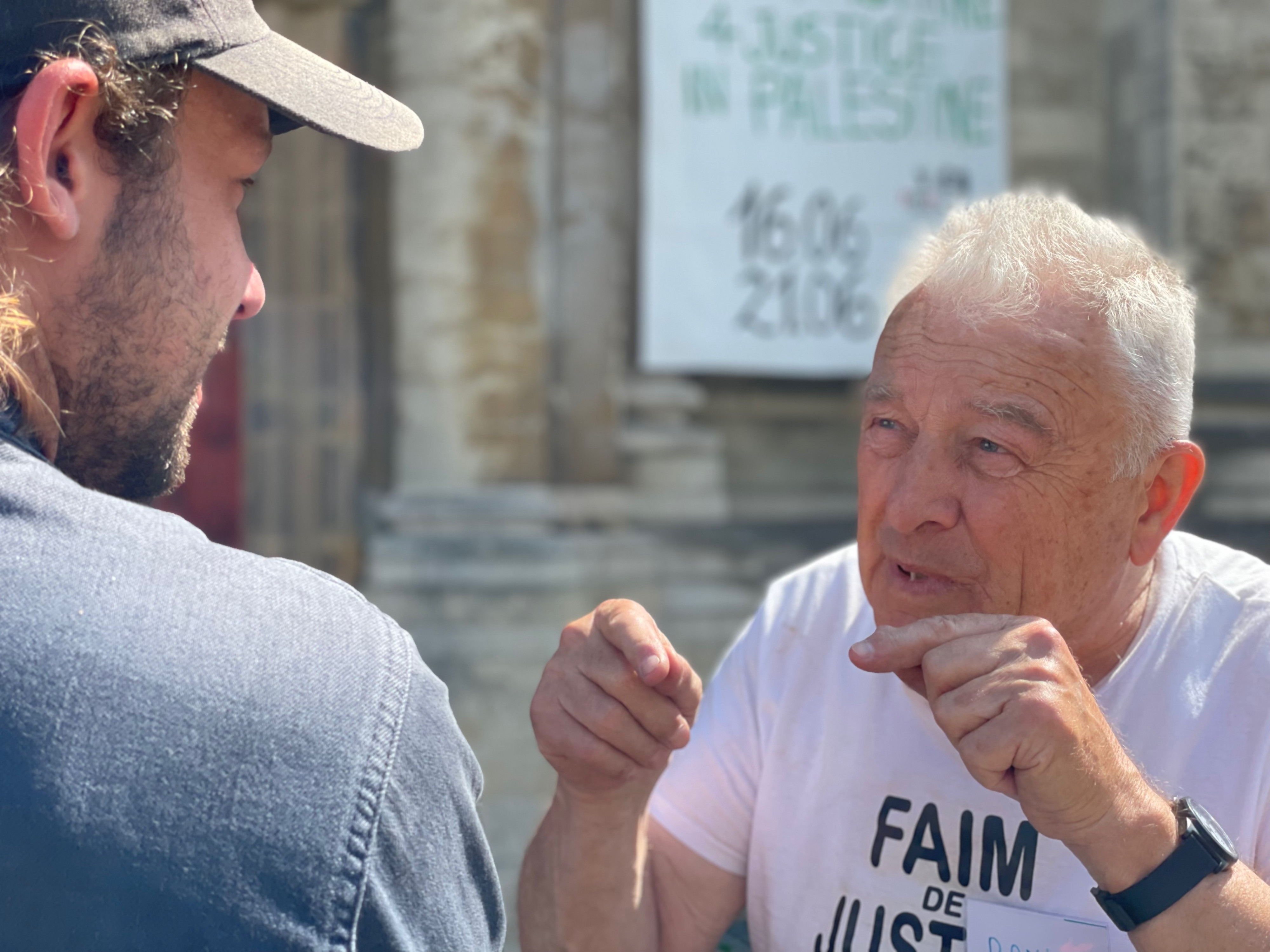 Daniël Alliët met T-shirt: 'Faim pour la justice'