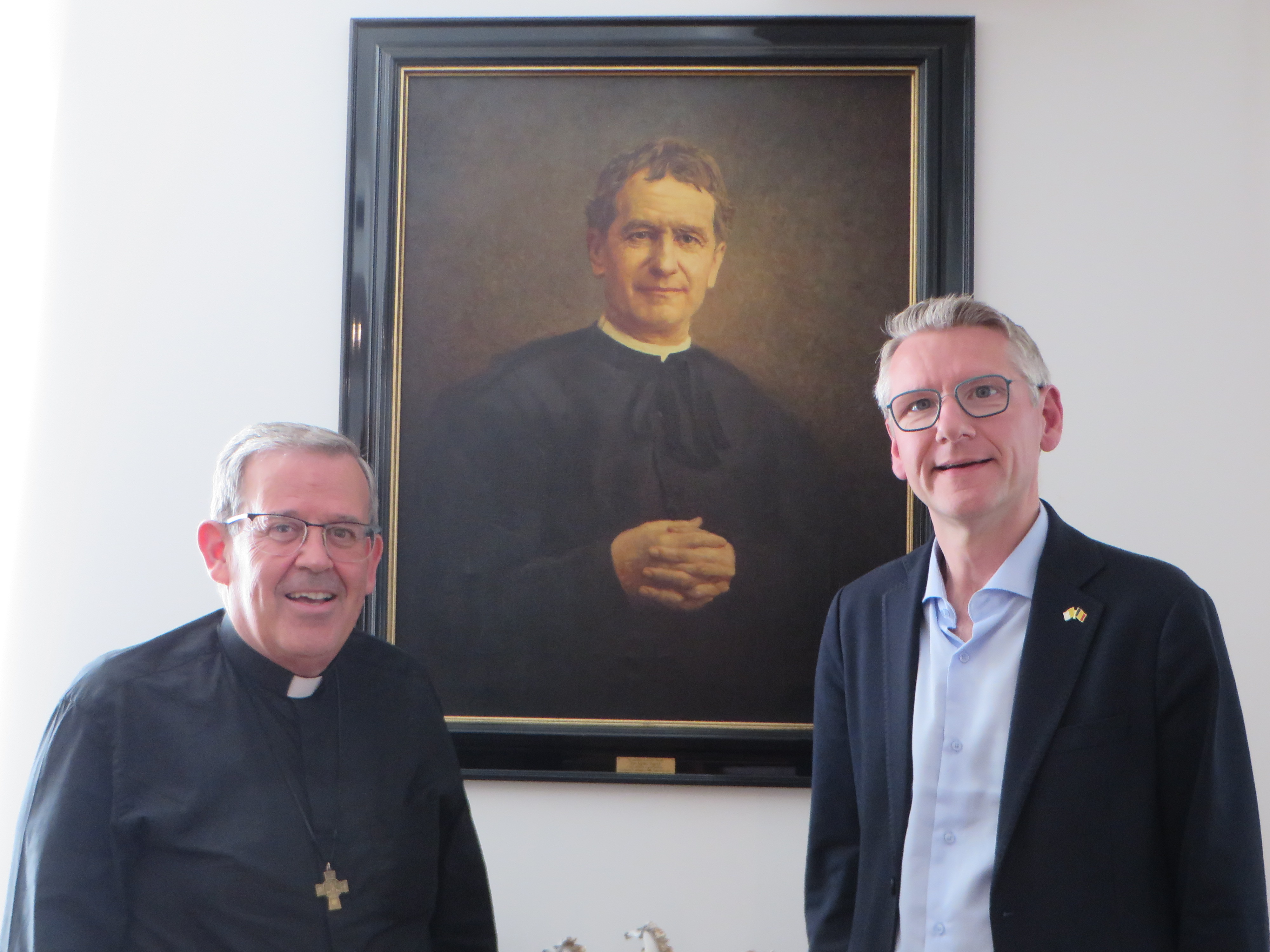 Fabio Attard en Emmanuel Van Lierde voor een portret van Don Bosco.