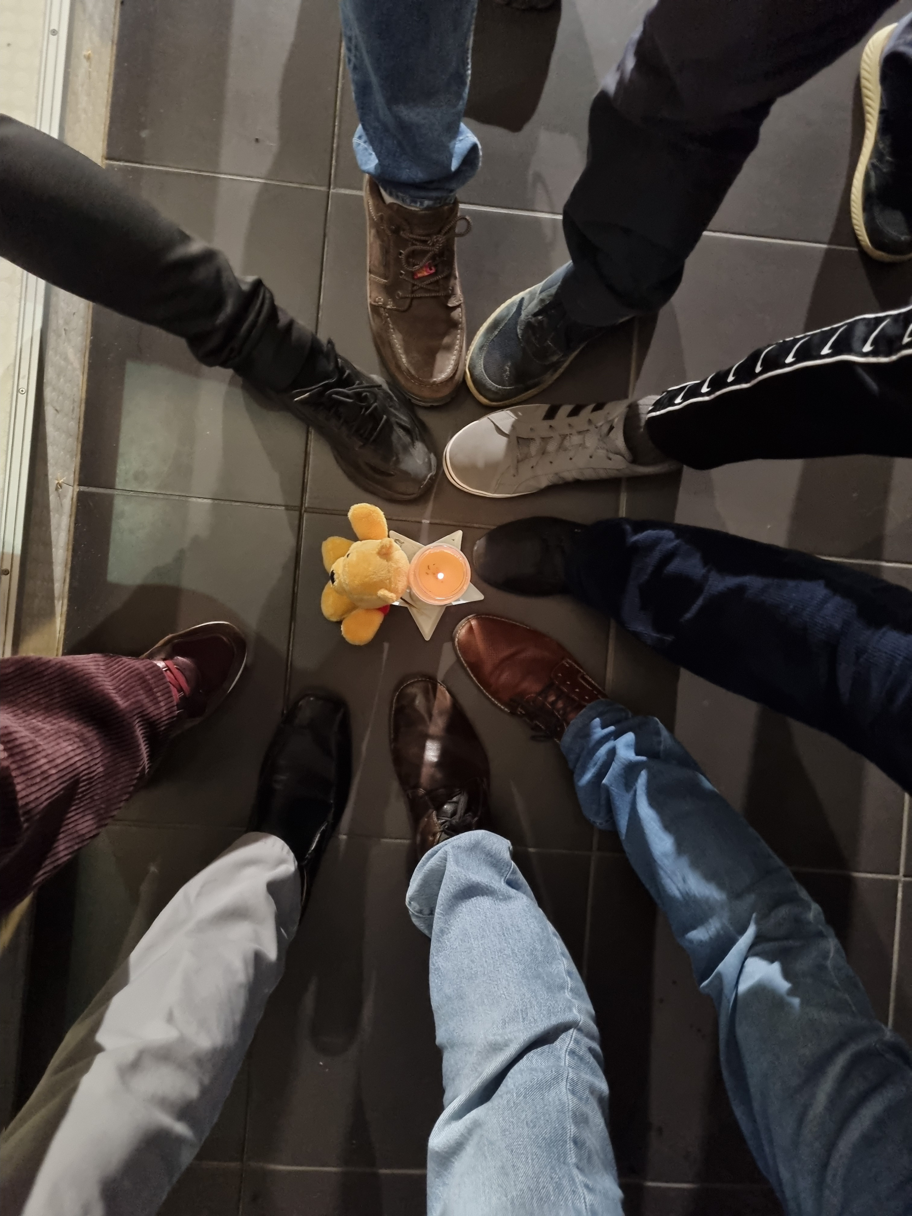 Vrijwilligers en gedetineerden op weg met elkaar. Tralies uit de weg_voeten