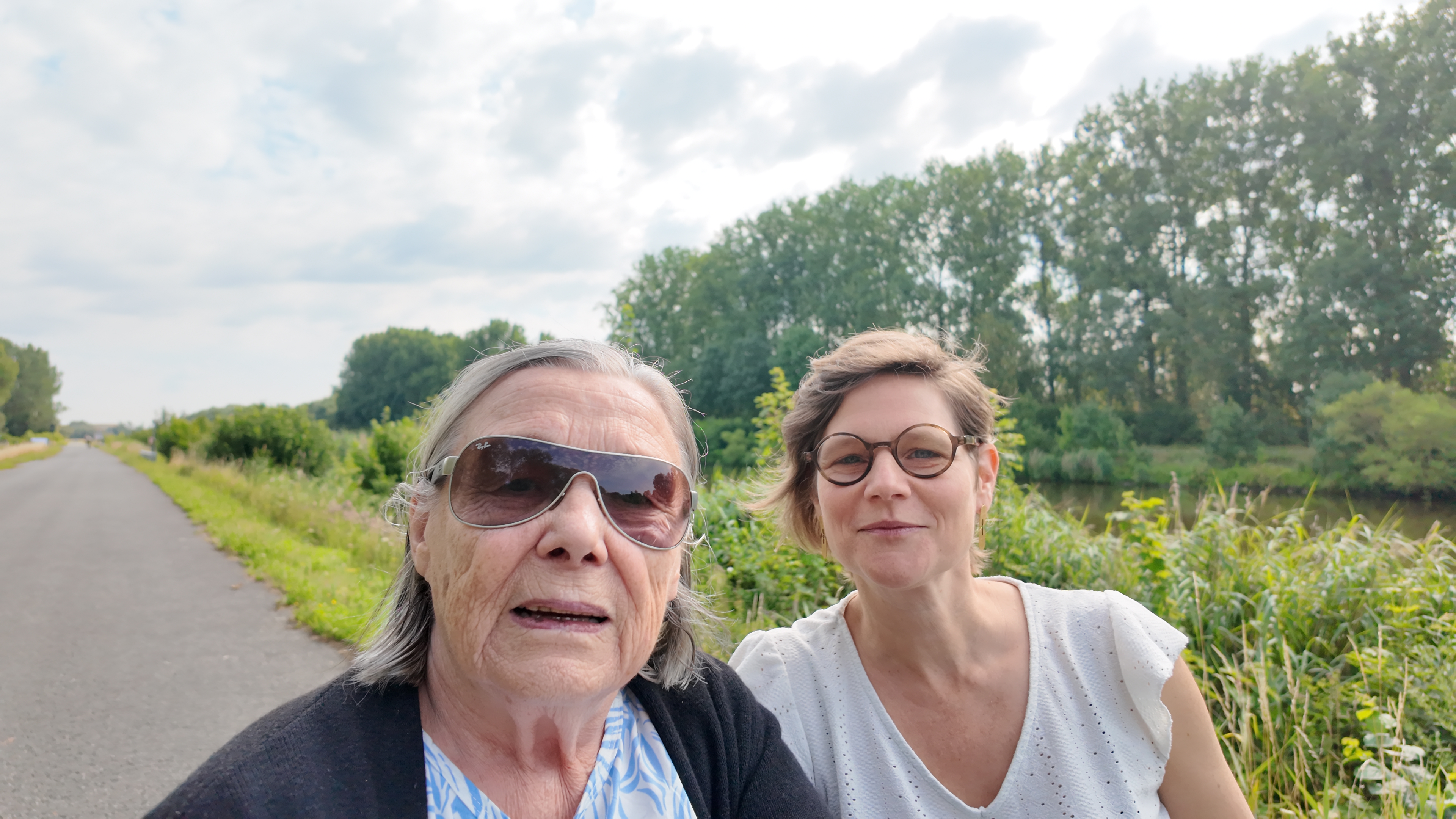 In haar dromen vertoeft Anna nog vaak in Tunesië, waar ze vijf jaar woonde. Ze leerde Arabisch en las de Koran. Redactrice Lieve Wouters en Anna (78) op de duofiets.