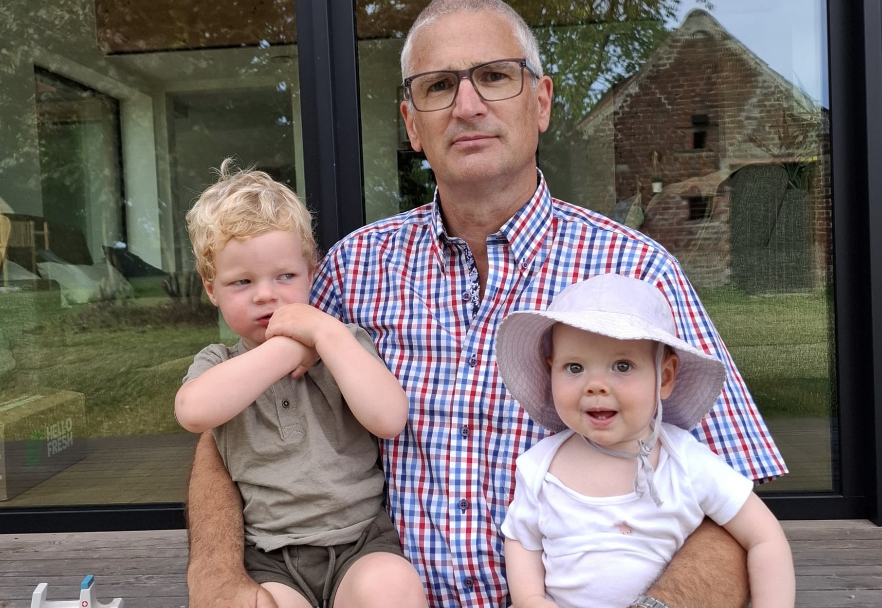 Opa Stijn Van den Bossche met kleinkinderen Theodore en Abigail. Opa Stijn Van den Bossche met kleinkinderen op schoot.