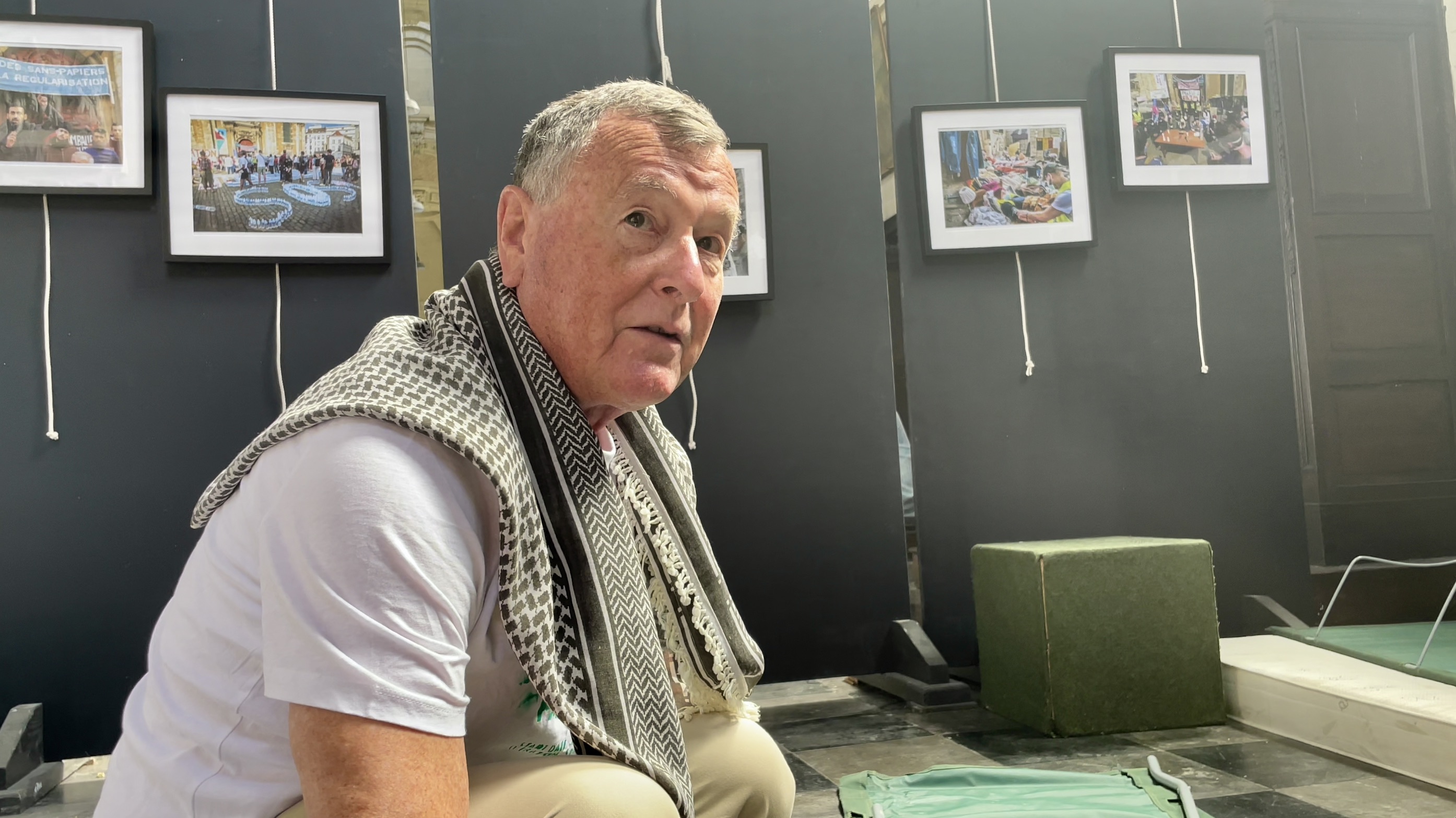 Jan Reynebeau maakt zijn veldbed op in de Begijnhofkerk, waar hij van 16 tot 21 juni samen met 10 andere deelnemers vast voor Gaza. Jan Reynebeau, met Palestijnse sjaal, maakt zijn veldbed op in de Begijnhofkerk.