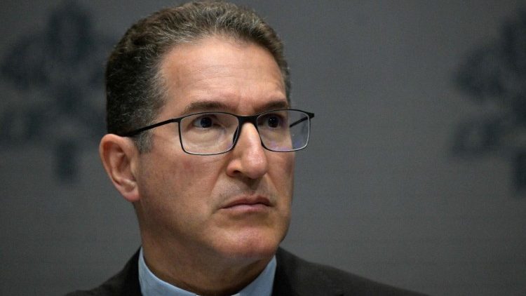 Bisschop Luis Manuel Alí Herrera is sinds mei 2024 secretaris van de Vaticaanse Commissie voor de Bescherming van Minderjarigen. Bisschop Luis Manuel Alí Herrera, secretaris van de Vaticaanse Commissie voor de Bescherming van Minderjarigen, met strenge blik.