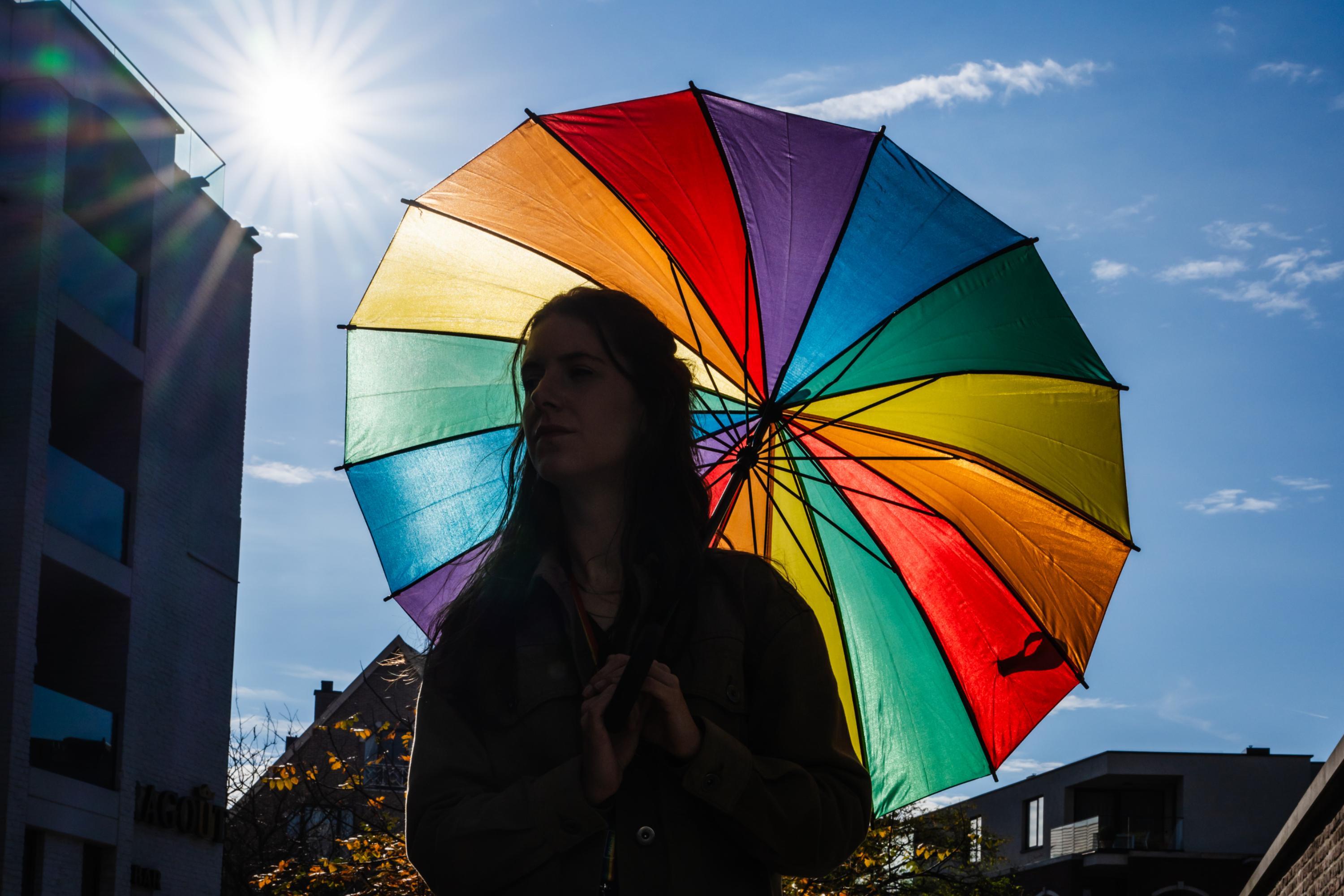 De regenboogkleuren staan voor verbinding, diversiteit en de voortdurende inzet voor een inclusieve samenleving. De regenboogkleuren staan voor verbinding, diversiteit en de voortdurende inzet voor een inclusieve samenleving.