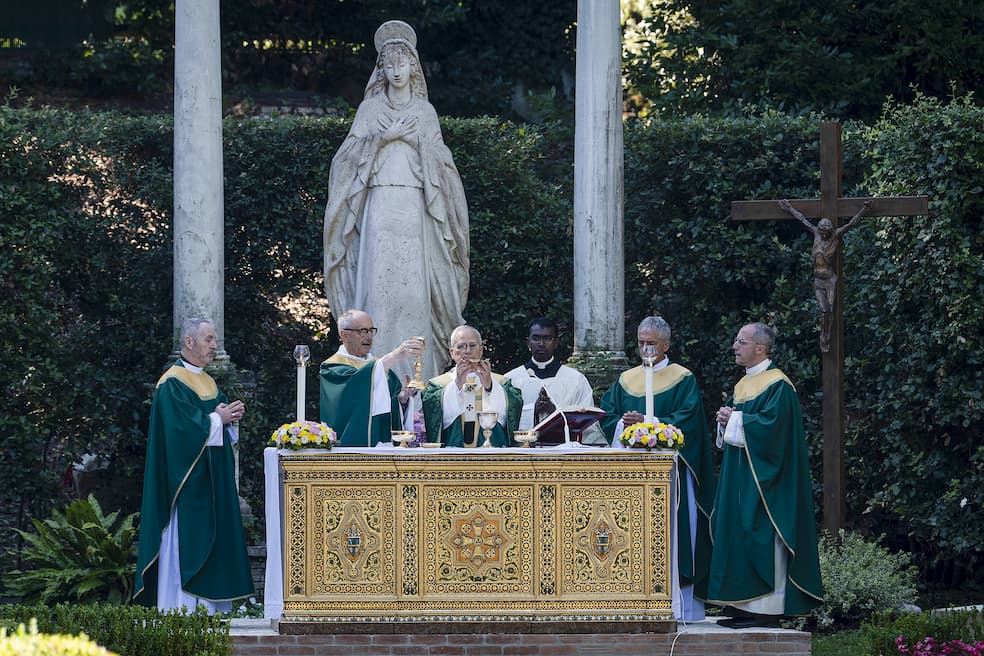 Paus Leo droeg de eerste mis voor de schepping op in de tuinen van het Laudato si'-ecodorp, samen met kardinaal Michael Czerny, prefect van het Dicasterie voor de Bevordering van de Integrale Menselijke Ontwikkeling Paus Leo droeg de eerste mis voor de schepping op in de tuinen van het Laudato si'-ecodorp, samen met kardinaal Michael Czerny, prefect van het Dicasterie voor de Bevordering van de Integrale Menselijke Ontwikkeling