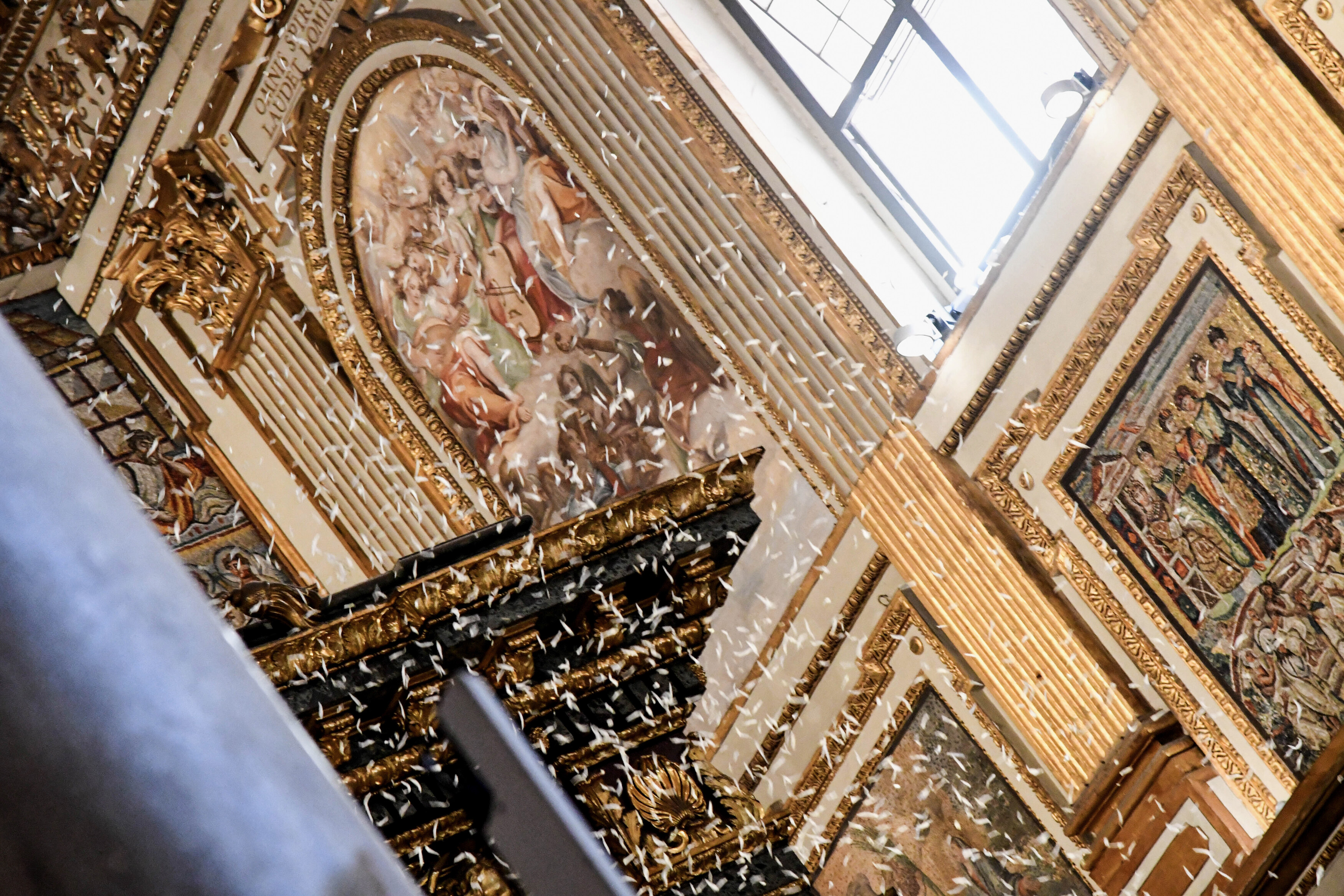 Een beeld uit 2018. Ook toen sneeuwde het bloemblaadjes in de Santa Maria Maggiore in Rome. Een beeld uit 2018. Ook toen sneeuwde het bloemblaadjes in de Santa Maria Maggiore in Rome.