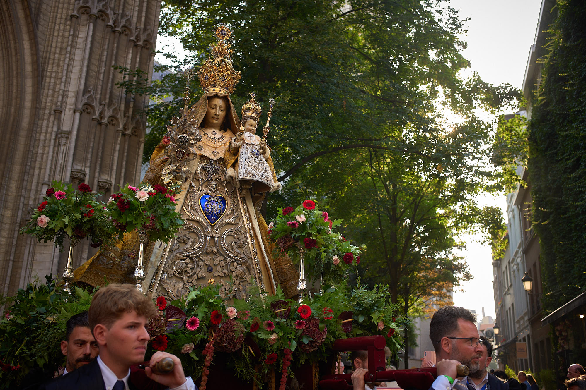 Processie trekt door de straten rond de kathedraal Processie trekt door de straten rond de kathedraal