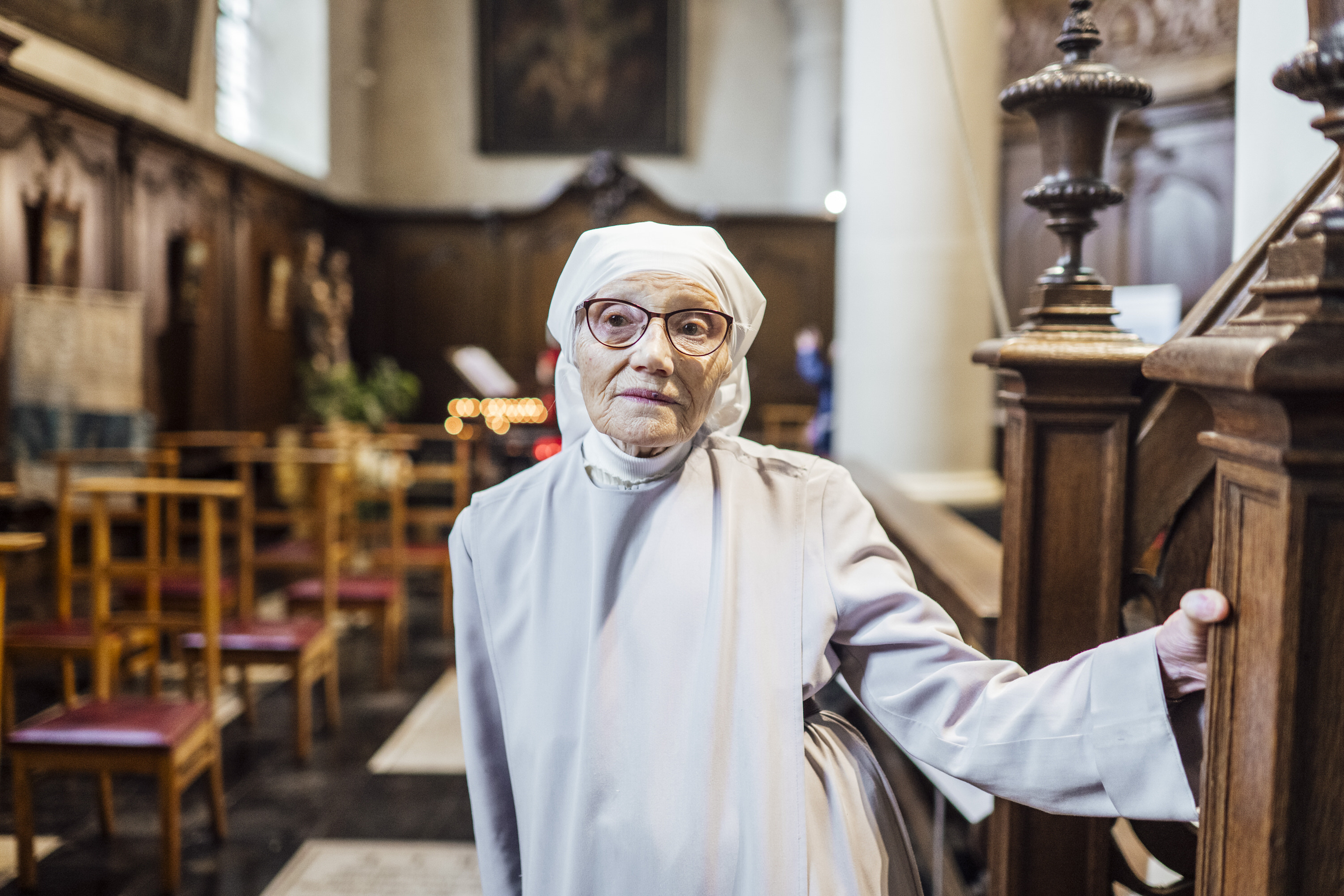 Elke dag woont zuster Stéphanie in de kerk van het Begijnhof de gebedsdiensten bij. Zuster Stéphanie Begijnhof Brugge