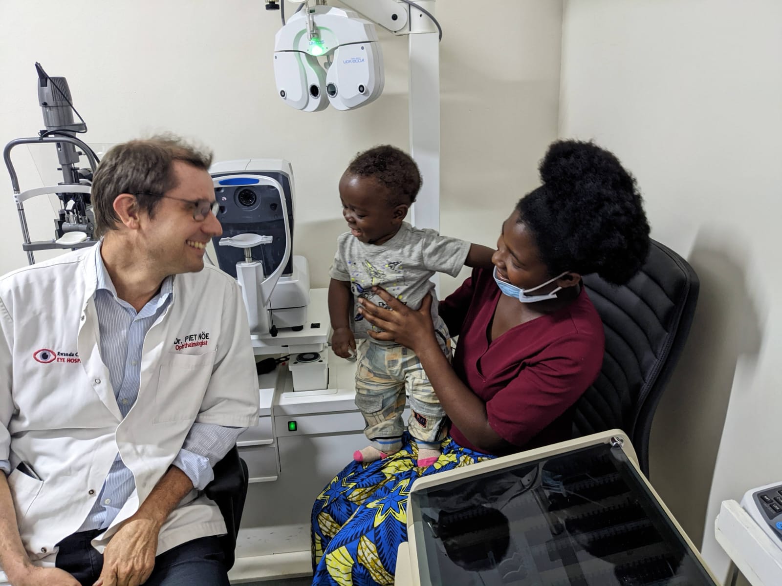 Dokter Noë aan het werk: ‘Wie in een arm land blind wordt, verliest zijn zelfstandigheid.’ Dokter Noë aan het werk: ‘Wie in een arm land blind wordt, verliest zijn zelfstandigheid.’