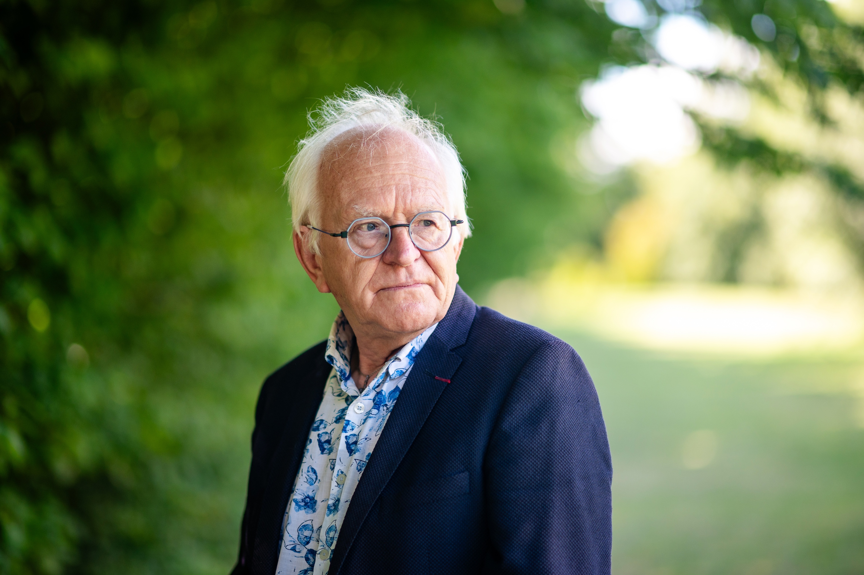 Mark Van de Voorde, portret, kijkt ietwat achteruit
