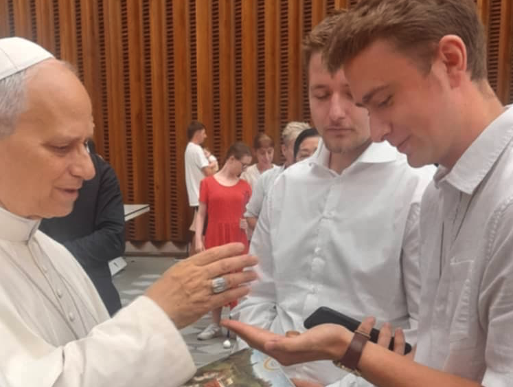 De paus zegent Dieters ring. Hij kreeg een boek over het Lam Gods cadeau. De paus zegent Dieters ring. Hij kreeg een boek over het Lam Gods cadeau.