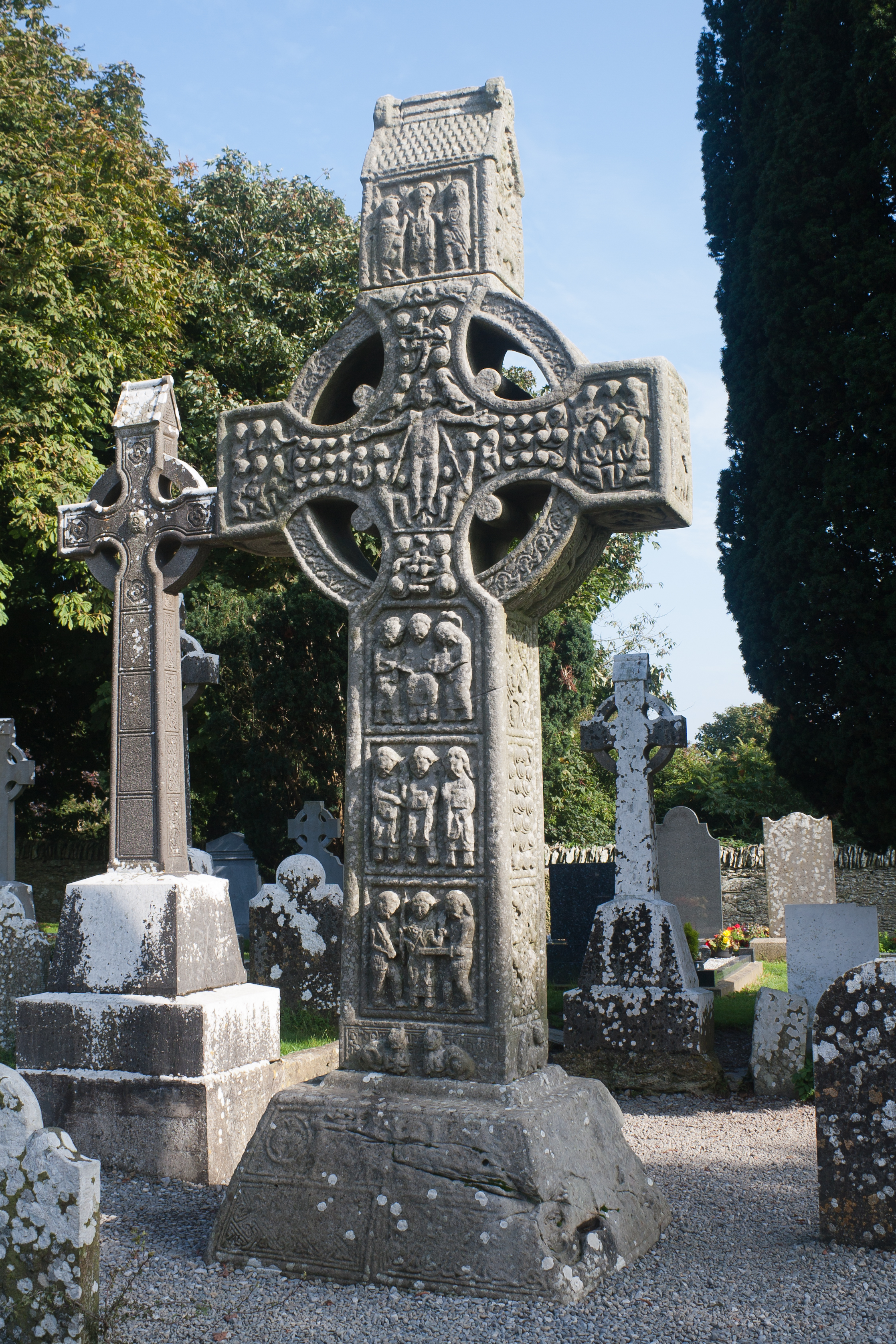 Zandstenen hoogkruis van 5,5 meter in Monasterboice, Ierland, met ingekerfde Bijbelse taferelen. (Keltische traditie)