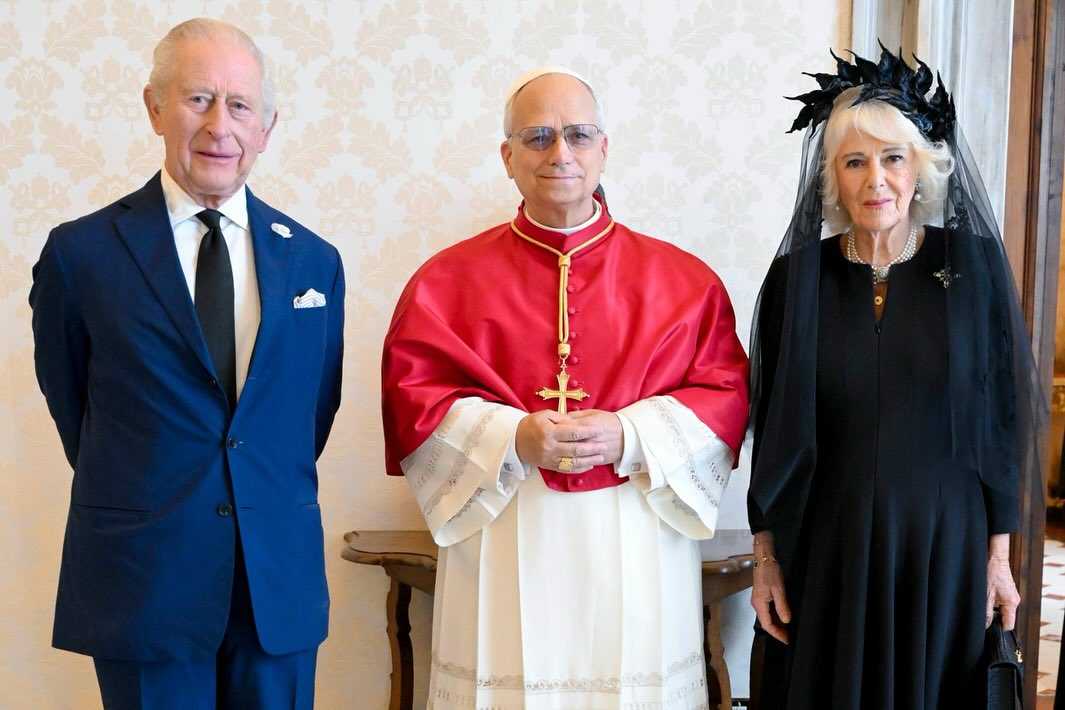 Paus leo XIV met het Britse koningspaar