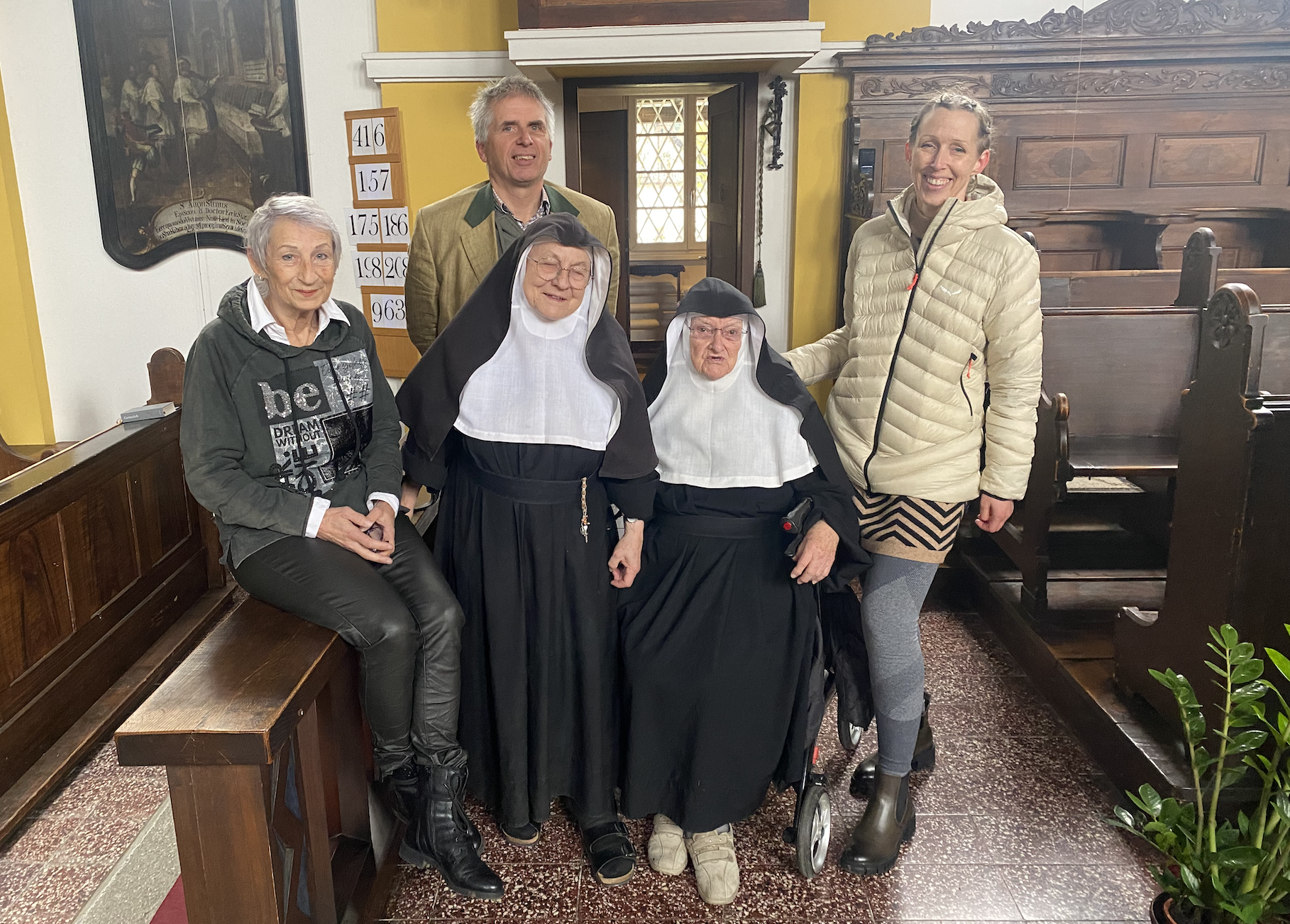Twee van de drie zusters met enkele sympathisanten. Twee van de drie zusters met enkele sympathisanten.