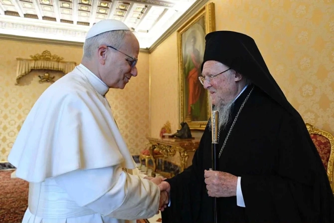 Paus Leo XIV ontvangt oecumenisch patriarch Bartholomeüs in mei 2025. Paus Leo XIV schudt de hand van oecumenisch patriarch Bartholomeüs.