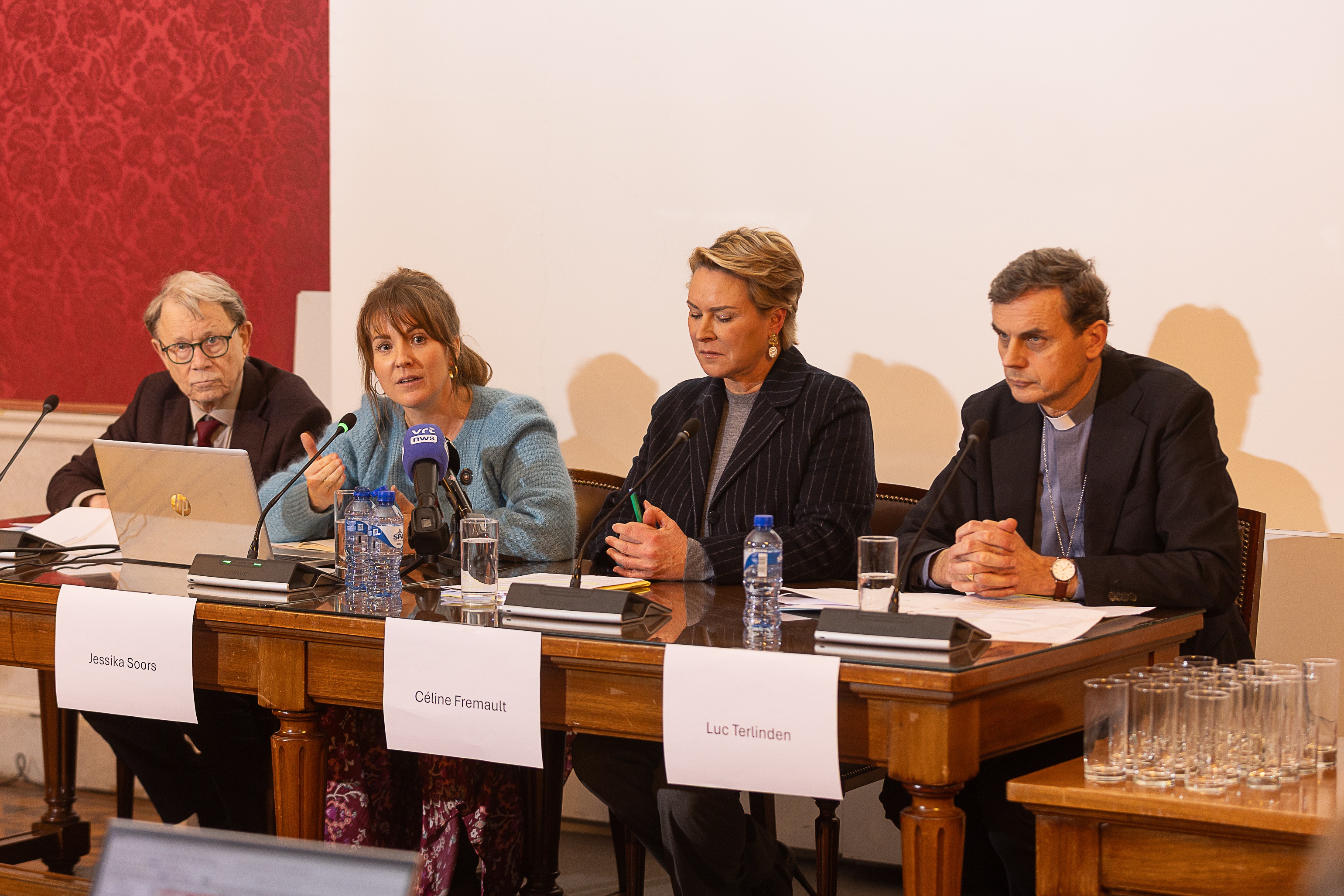 Dit kwartet stelde het plan voor: (vlnr) Manu Keirse (voorzitter Dignity), Jessika Soors (nationaal coördinator Dignity), Céline Fremault (voorzitter Nationale Commissie) en aartsbisschop Luc Terlinden.