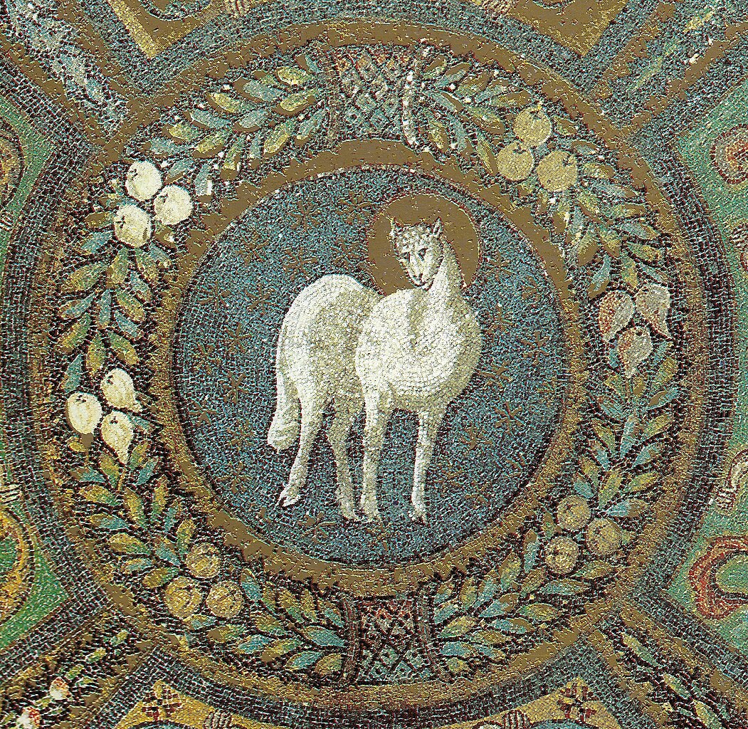 Vroegchristelijk mozaïek op een gewelf in Ravenna. In een cirkel met een blauwe sterrenhemel staat een wit lam met een nimbus (halo). De cirkel wordt gedragen door vier engelen.