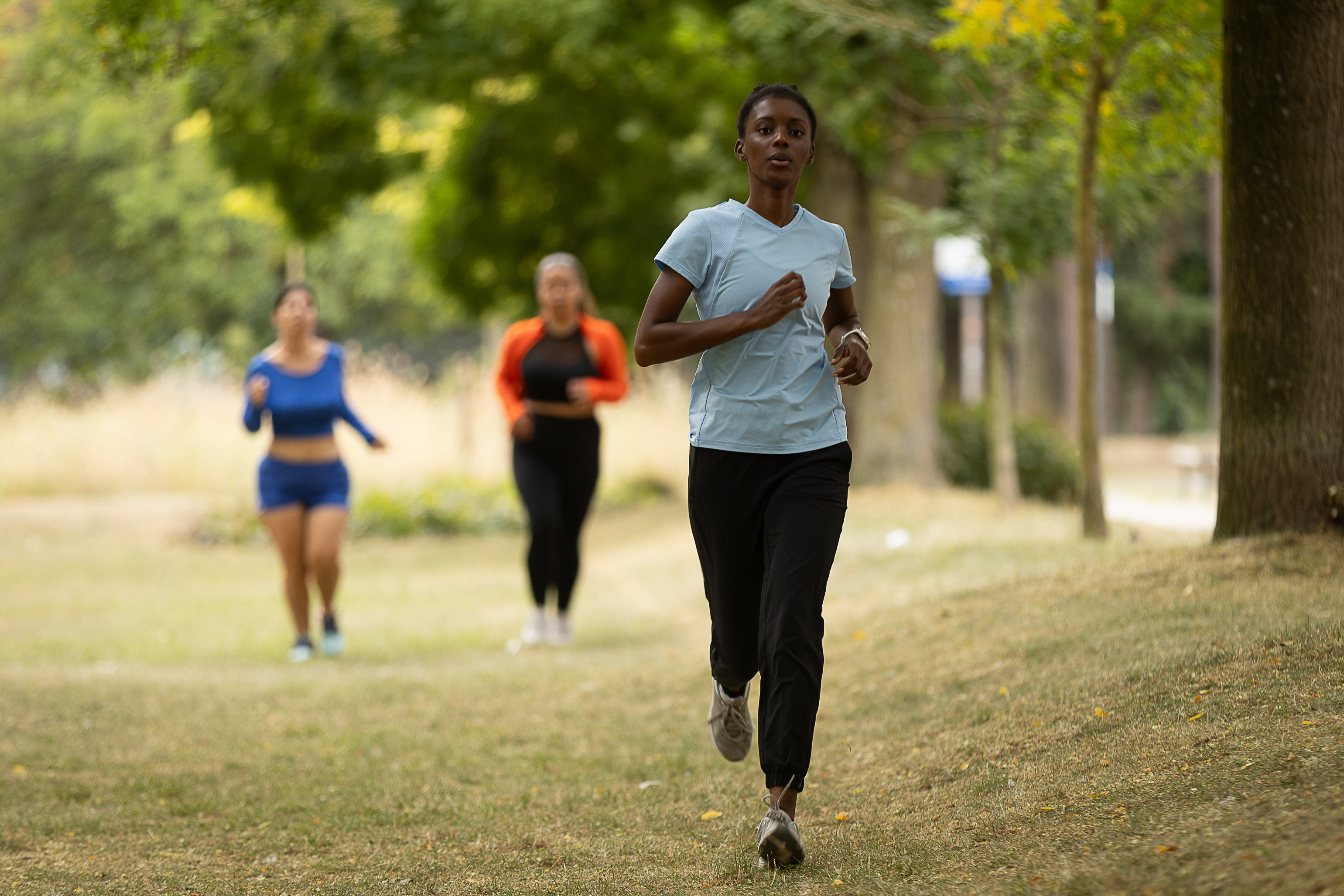 Miriam Mitu: 'Sporten helpt om de gedachten te verzetten. Daarom nodig ik de vrouwen geregeld uit om mee te gaan joggen.' Coördinator Miriam Mitu aan het joggen met twee vrouwen van VUNDA.