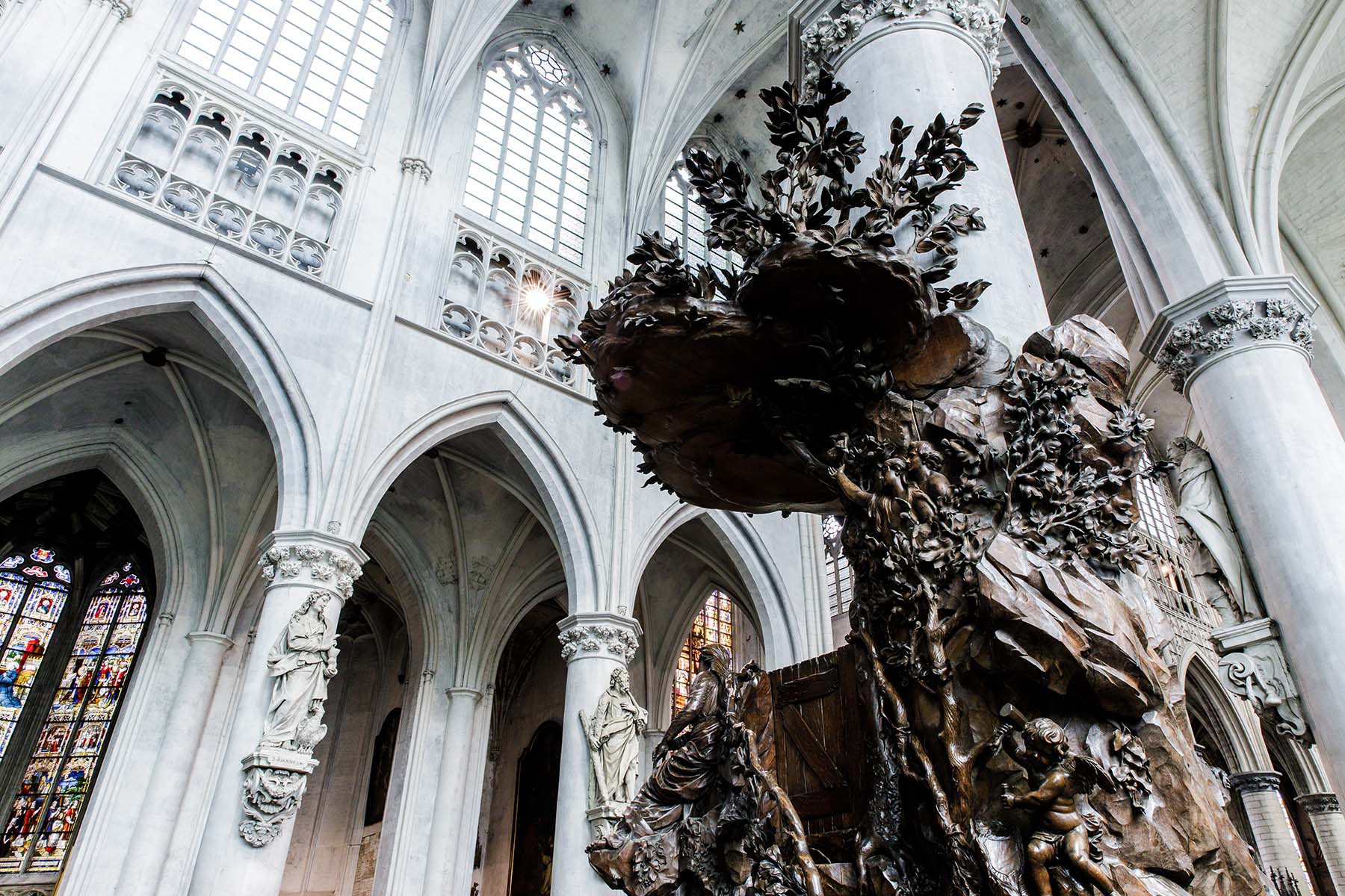 Indrukwekkende preekstoel in de Sint-Romboutskathedraal. Het houten preekgestoelte in de Sint-Romboutskathedraal.