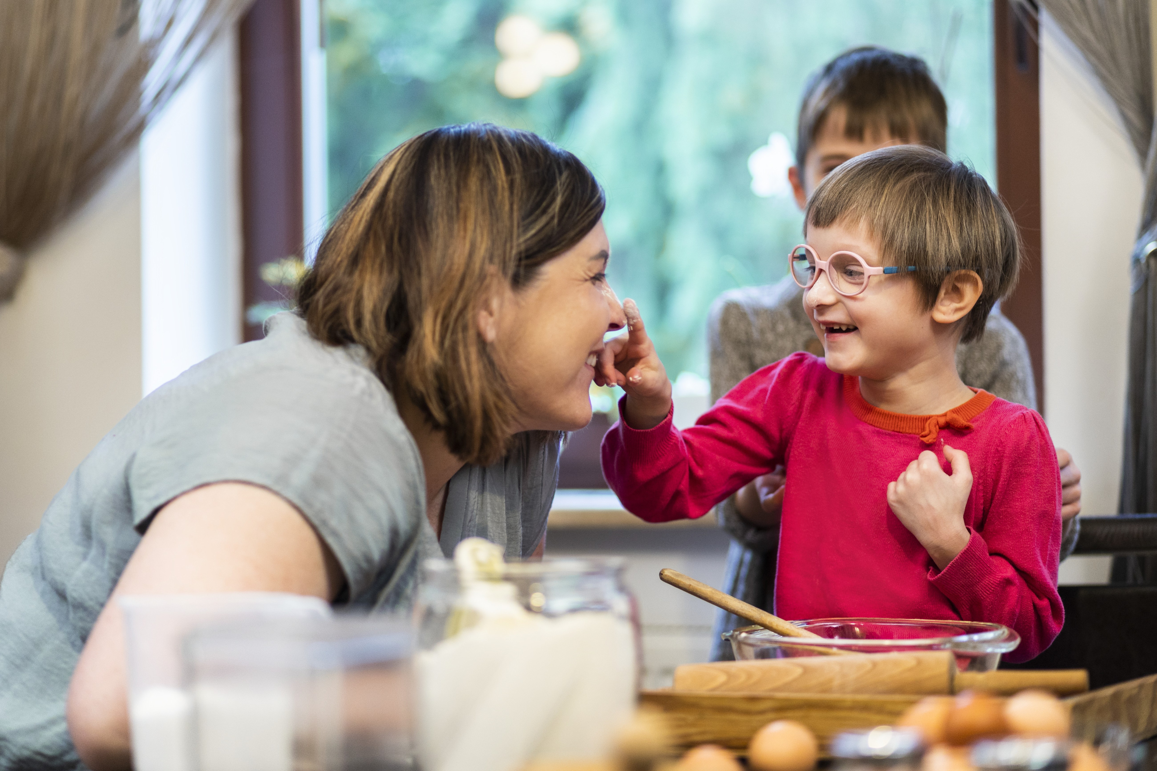 De Happy Kids Foundation vangt Oekraïense vluchtelingenkinderen op in Polen en biedt hun een zorgzame omgeving om op te groeien. De organisatie ontving steun van de Koning Boudewijnstichting in het kader van haar internationale acties. Oekraïense vluchtelingenkindje met bril op speelt met begeleider - schattig.