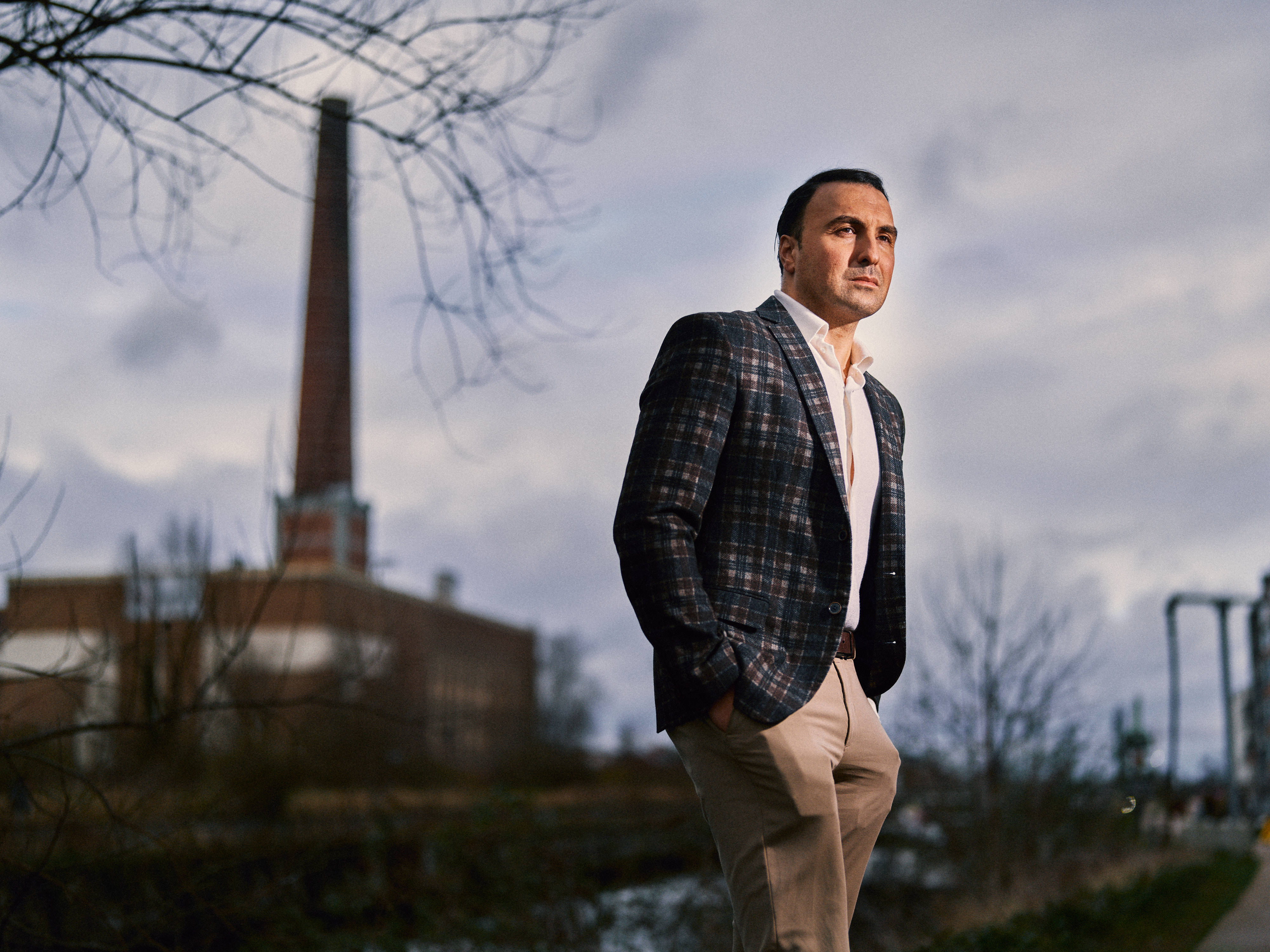 Khalid Benhaddou: 'Kerst en Pasen schrappen als naam om niet-christenen niet voor het hoofd te stoten, noem ik schijninclusie. En de prijs daarvan is: betekenisloosheid.' Khalid Benhaddou met oude schoorsteenfabriek van de Gentse wijk Dampoort op de achtergrond.