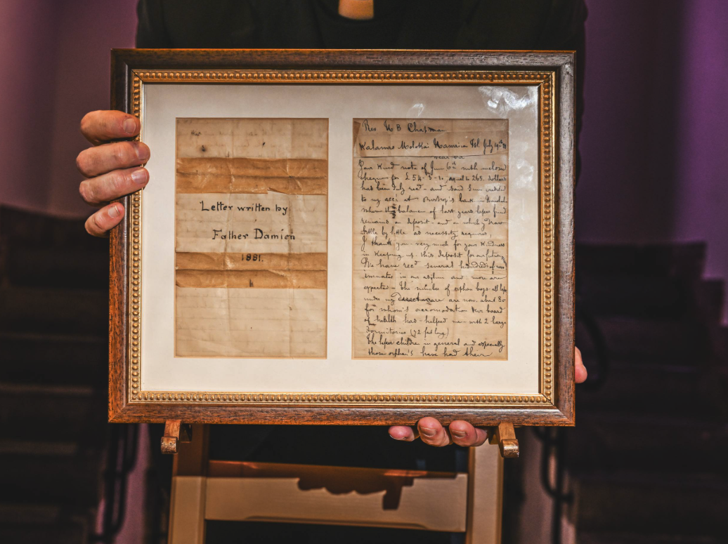 In de brief vraagt Damiaan een Engelse priester om een gift. In de brief vraagt Damiaan een Engelse priester om een gift.