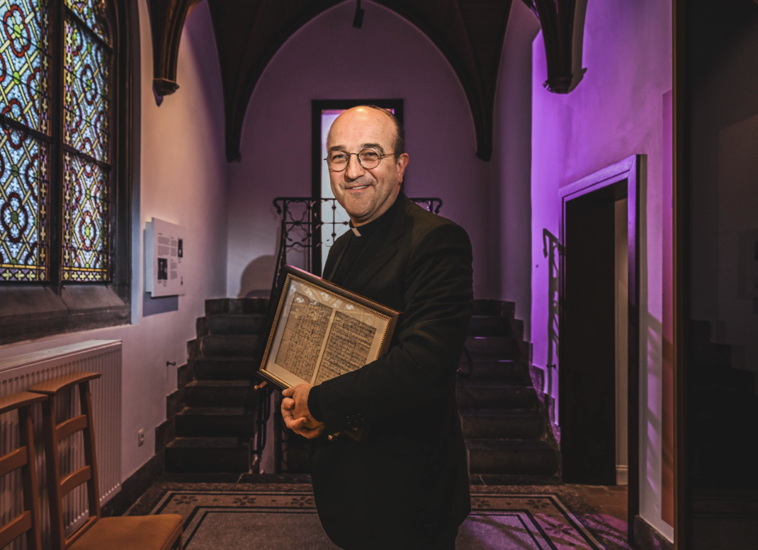 Patrick van der Vorst met de ingekaderde brief van Damiaan. Patrick van der Vorst met de ingekaderde brief van Damiaan.