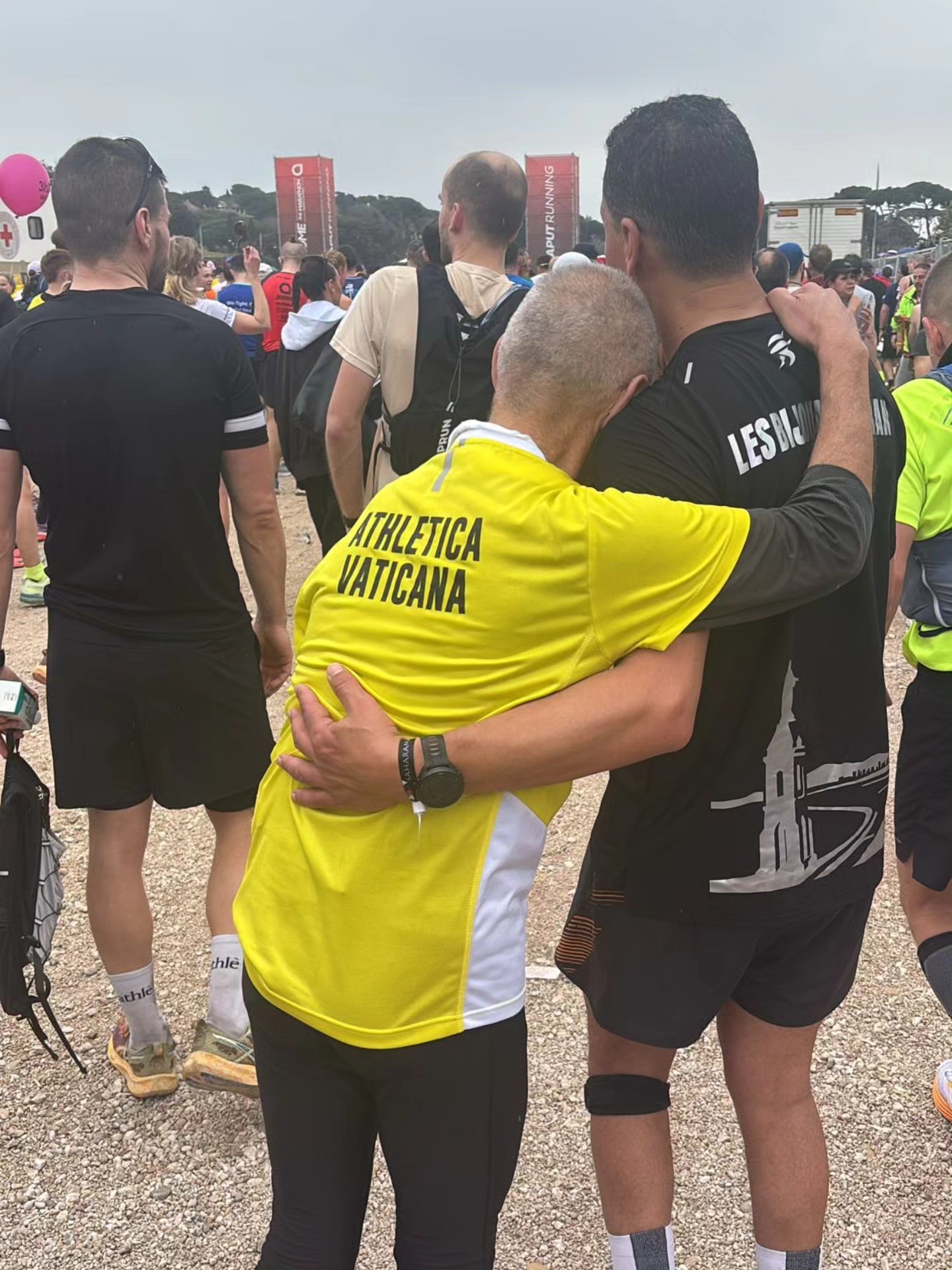 Kardinaal Vesco omarmt Khaled, uitgeput na de marathon. Kardinaal Vesco omarmt Khaled, uitgeput na de marathon.