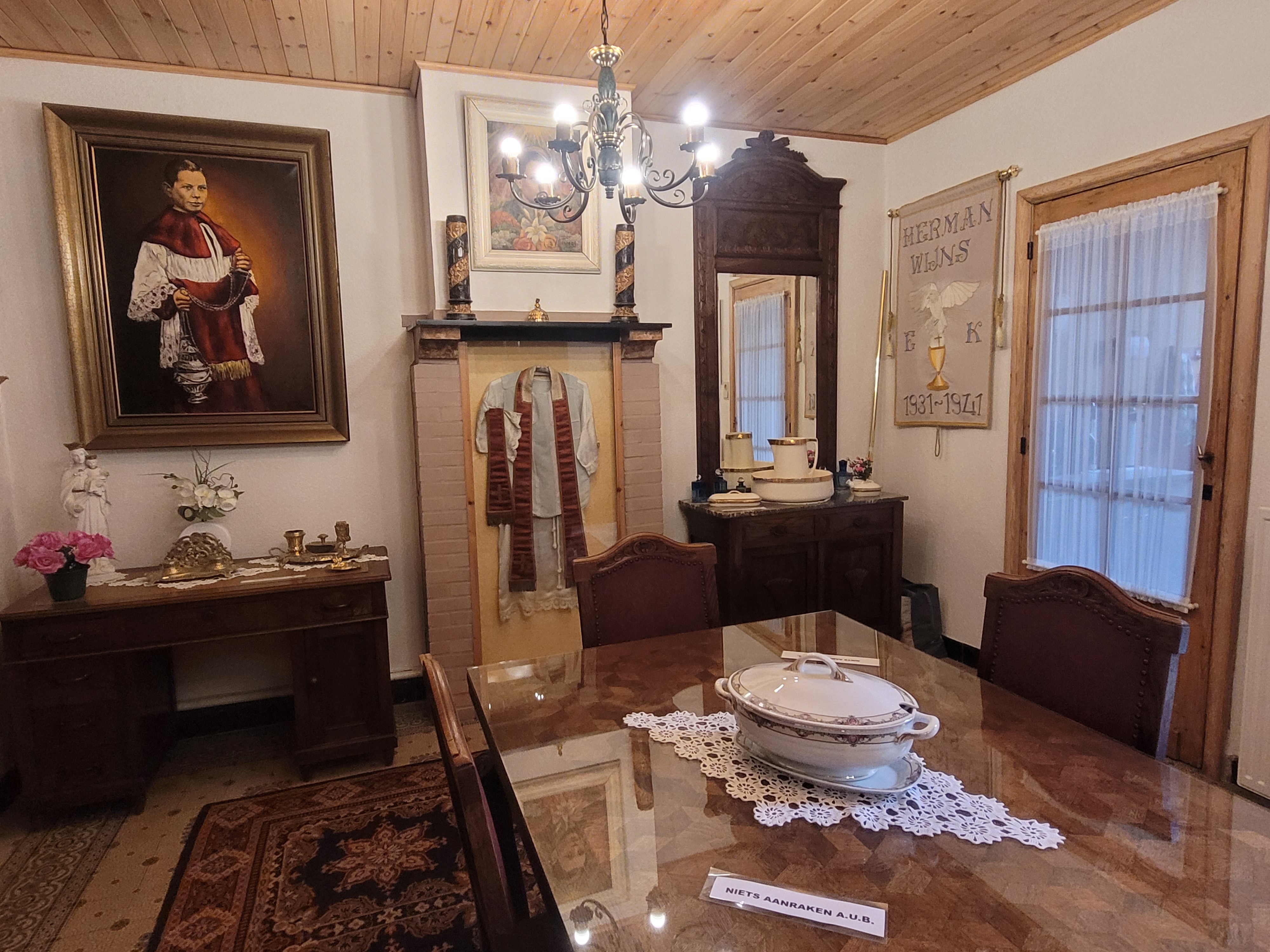 Tafel waarop Herman lag opgebaard tafel waarop Herman lag opgebaard