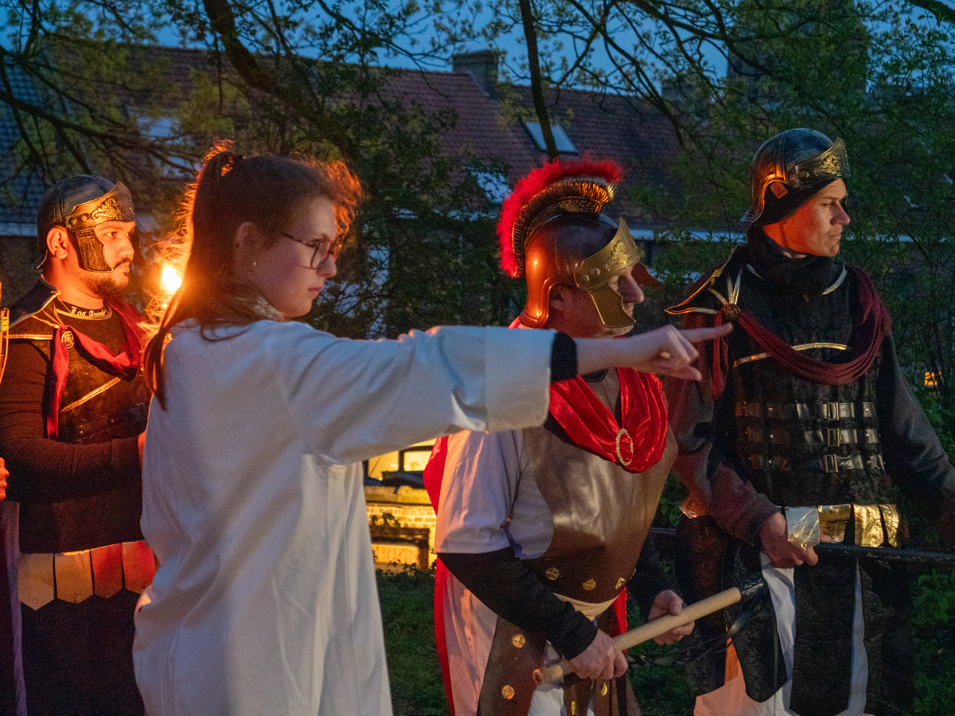 Een van de priesters wijst Jezus aan