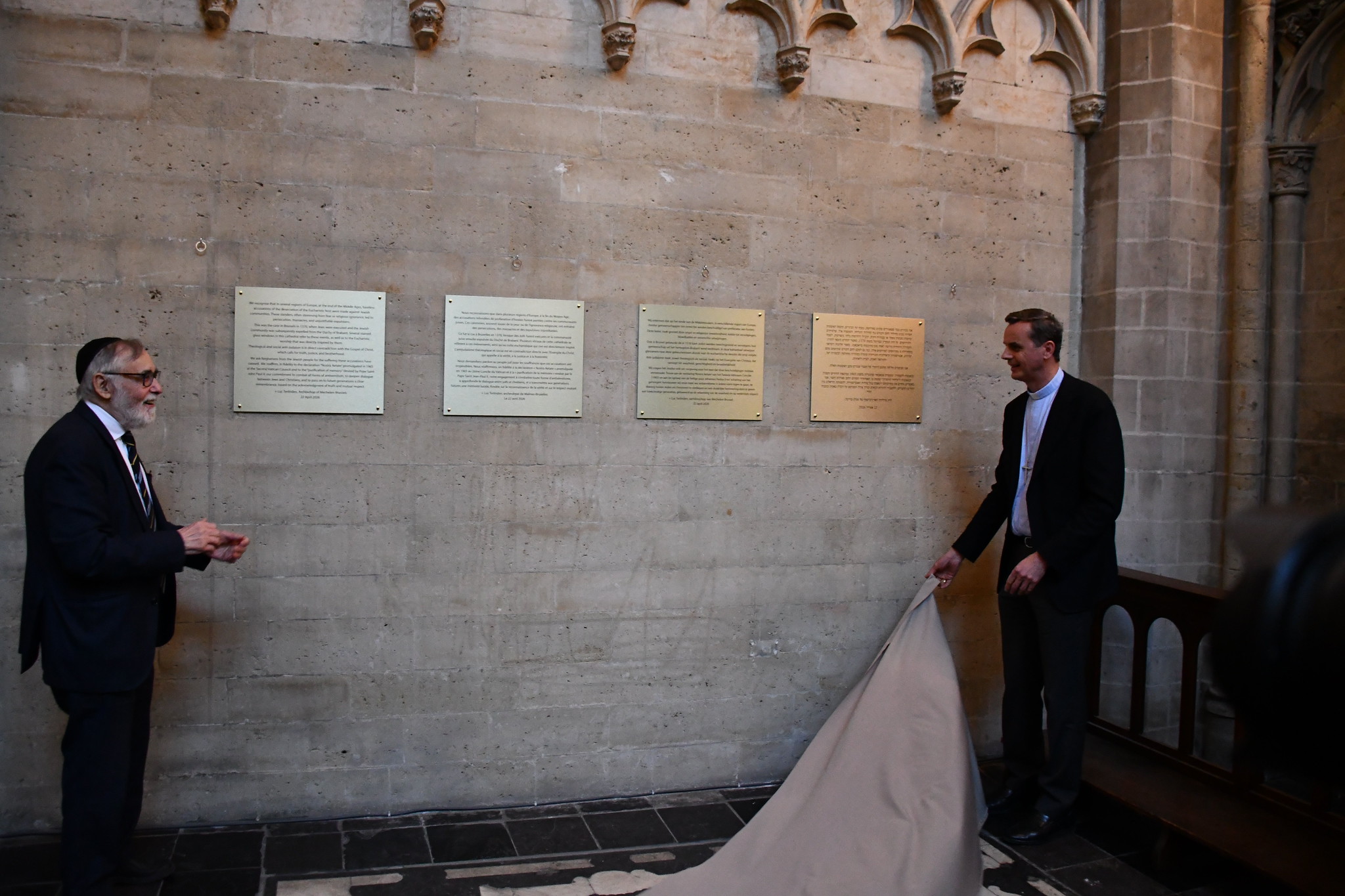 Plakkaten bij antisemitische glasramen in de kathedraal van Brussel onthuld. Plakkaten bij antisemitische glasramen in de kathedraal van Brussel onthuld.
