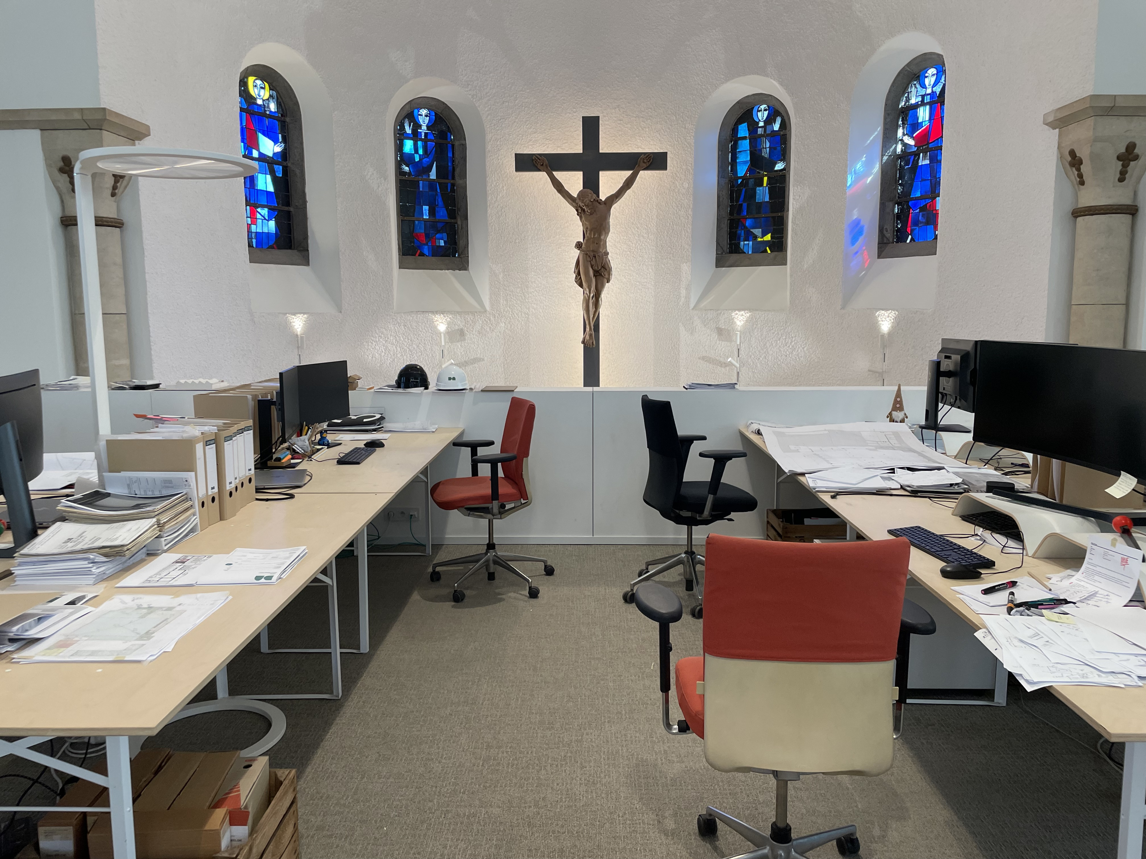 Op het doksaal van de Sint-Jozefskerk in Roeselare is een architectenbureau gevestigd. Het grote kruisbeeld is blijven hangen.