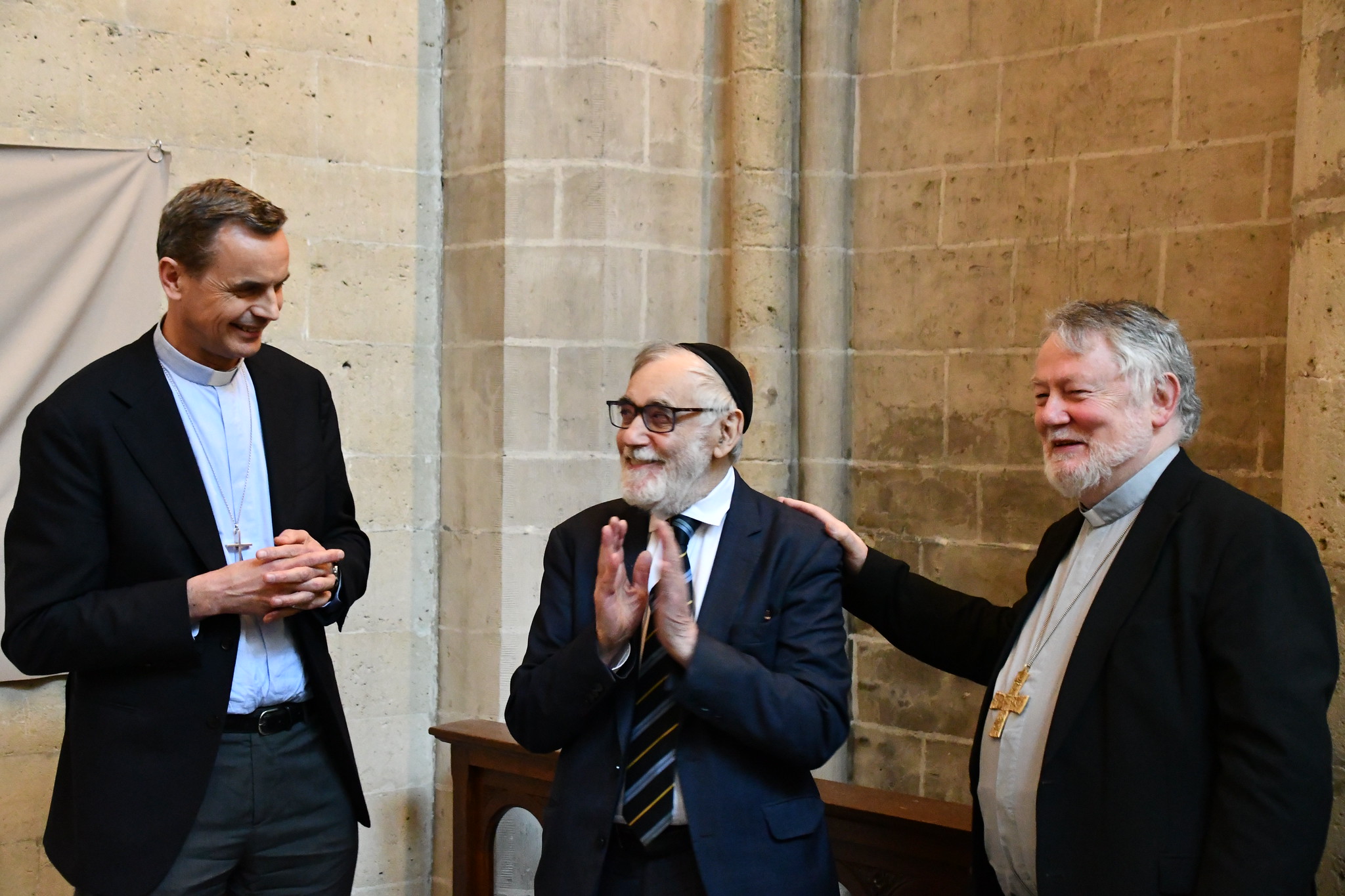 Een mooi moment voor de interreligieuze dialoog tussen christenen en joden in ons land. Een mooi moment voor de interreligieuze dialoog tussen christenen en joden in ons land: rabbijn Guigui applaudisseert.