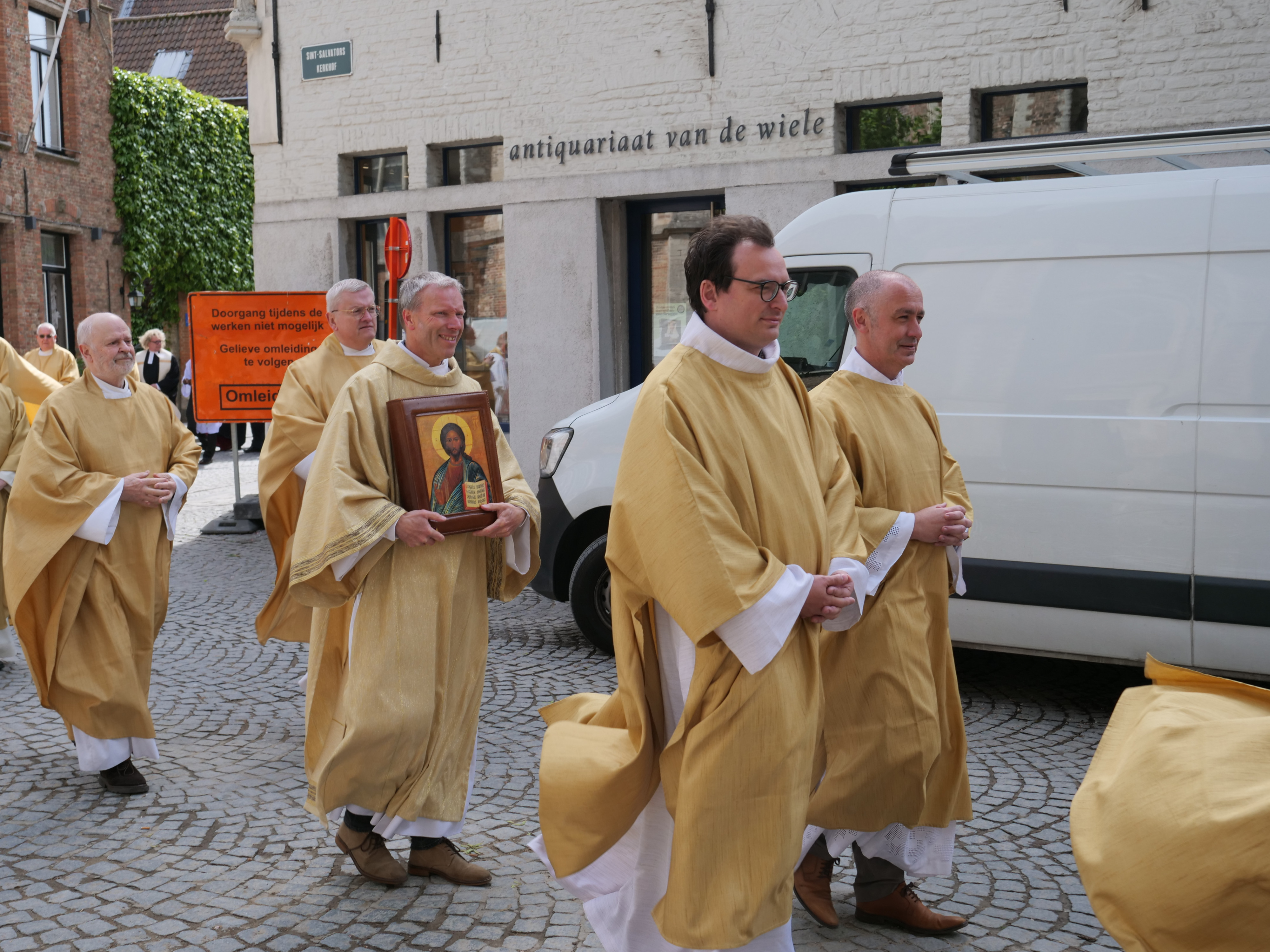 De jongst gewijde diakens stappen mee in de processie, Filip Mulier, Robby Beekwee en Pieter Busschaert