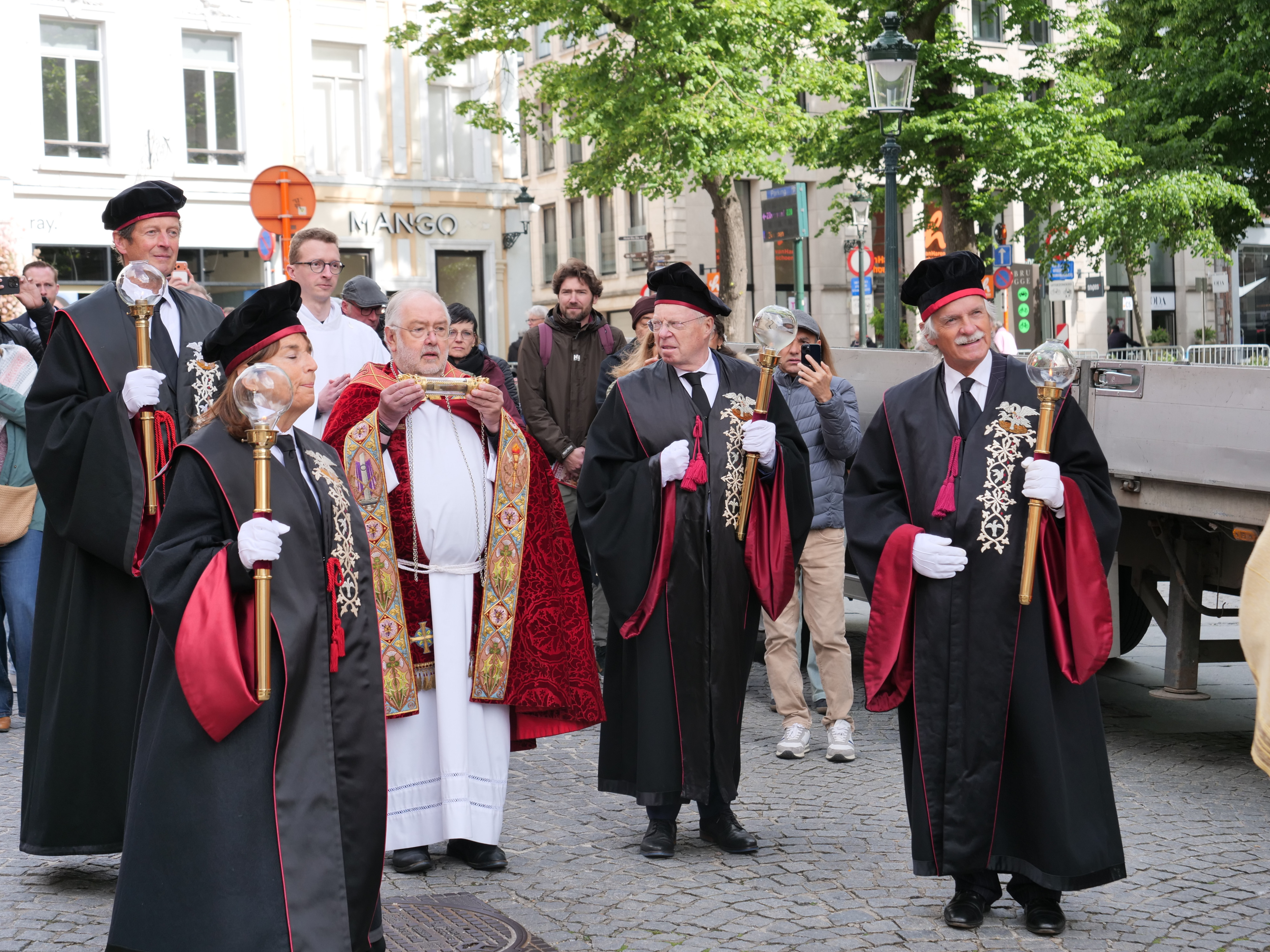 Rector Piet Vandevoorde met het reliek van het H. Bloed
