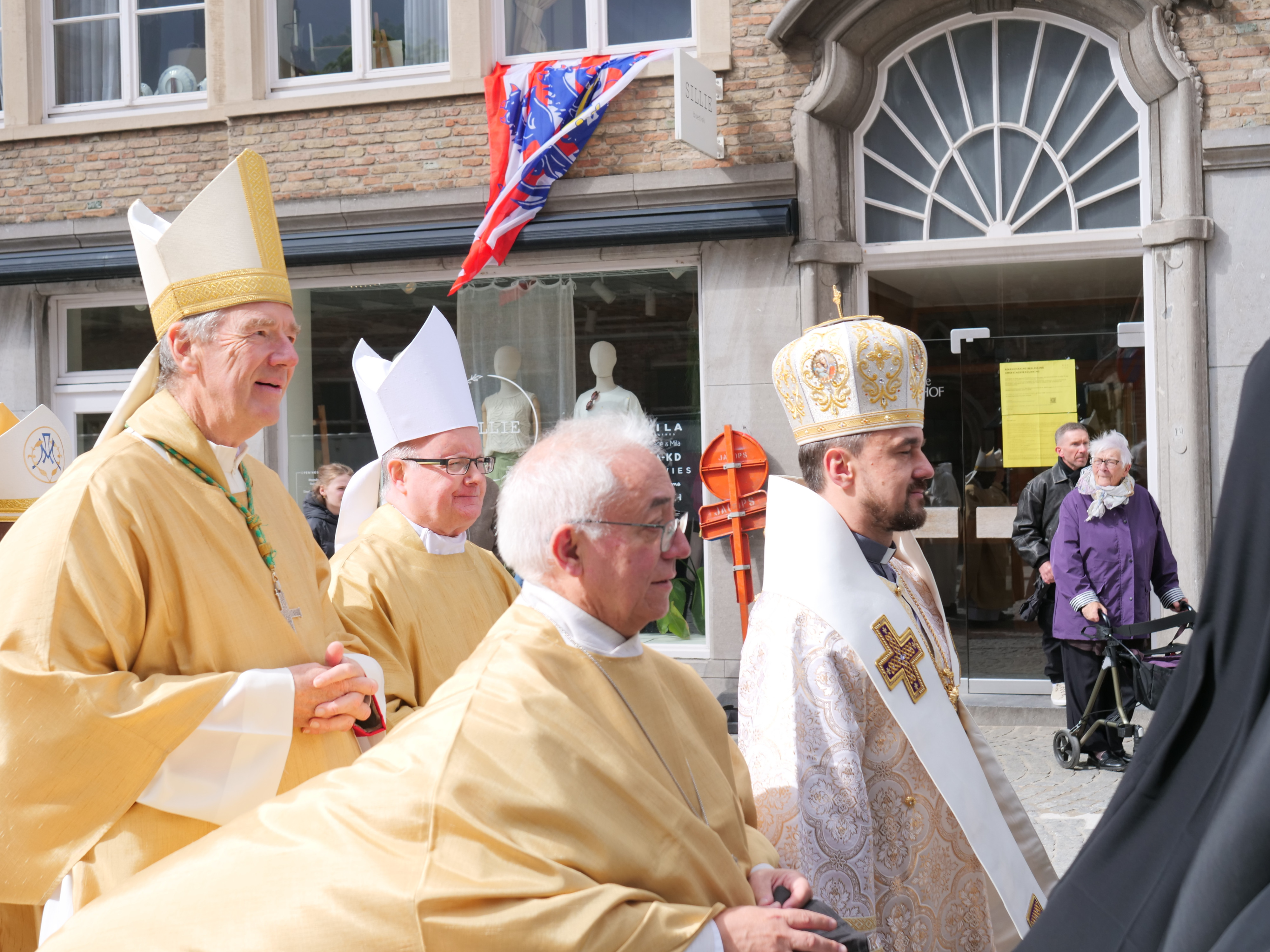 Mgr. Ihor Rantsya, bisschop van de Eparchie voor de Oekraïense christenen, 10.	Abt Ignasi Fossas, Abt-Praeses van de Benedictijnse Congregatie in Rome, 6.	Mgr. Philippe Christory, bisschop van Chartres, 4.	Mgr. Patrick Mc Kinney, bisschop van Nottingham