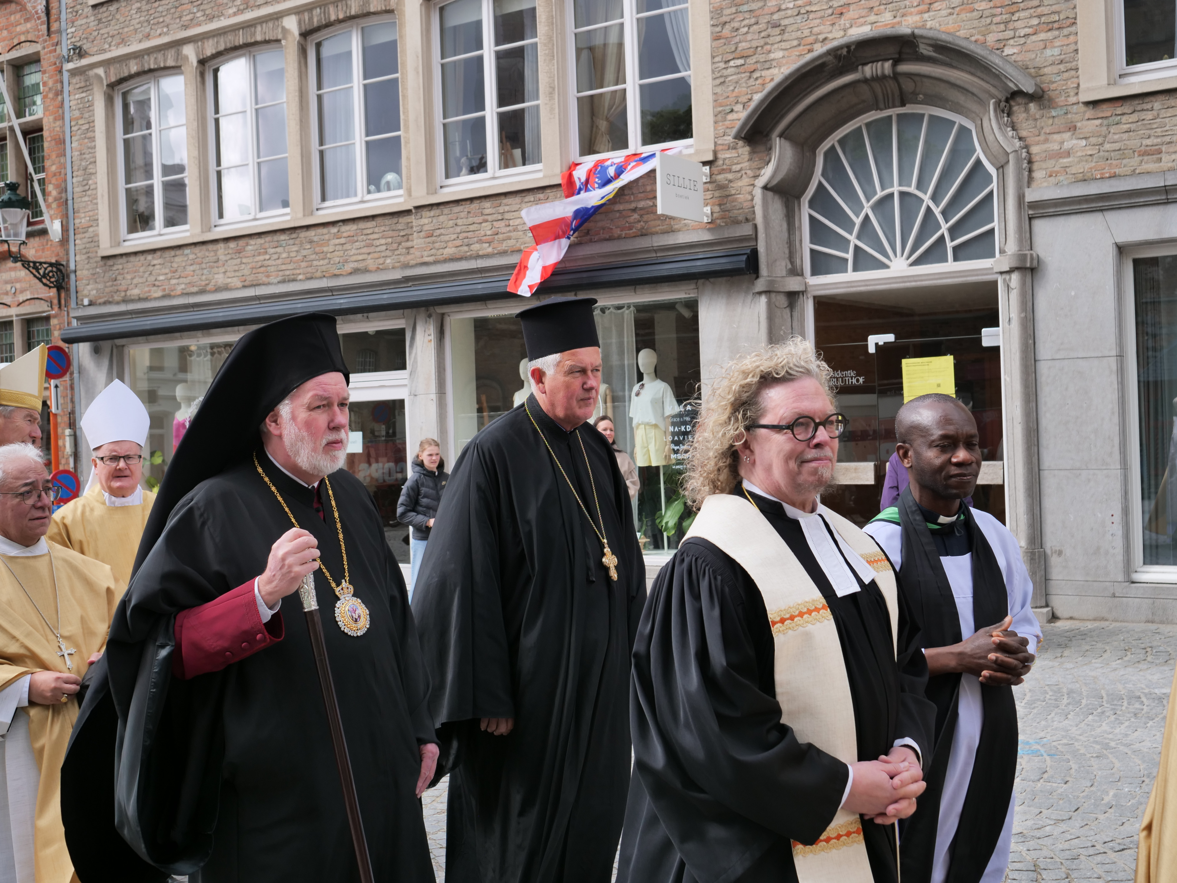 Father Augustine Nwaekwe, Engelse Anglicaanse kerk, Joachim Diessner, vertegenwoordiger van de protestantse gemeente, Brugge, 14.	Aartspriester Bernard Peckstadt, Orthodoxe parochie van de Heiligen Konstantijn en Helena, Brugge, 13.	Metropoliet Athenagoras van België, aartsbisschop van het Oecumenisch Patriarchaat van Constantinopel
