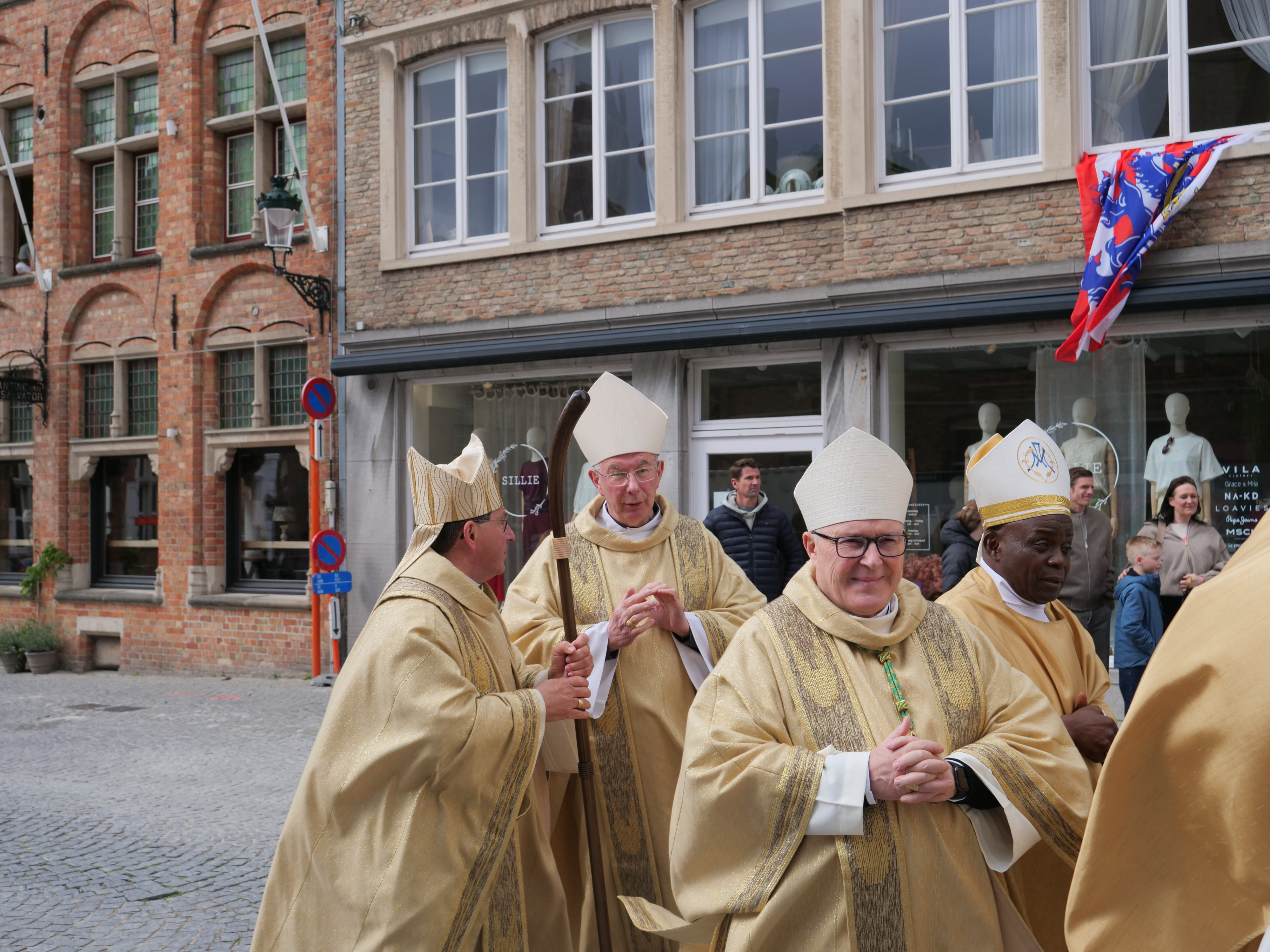 Mgr. Leo Wagener, hulpbisschop in het aartsbisdom Luxemburg, 7.	Mgr. Simeon Okezuo Nwobi C.M.F., bishop van Ahiara, Nigeria, 2.	Mgr. Koen Vanhoutte, hulpbisschop in het aartsbisdom Mechelen-Brussel, Bisschop Lode Aerts