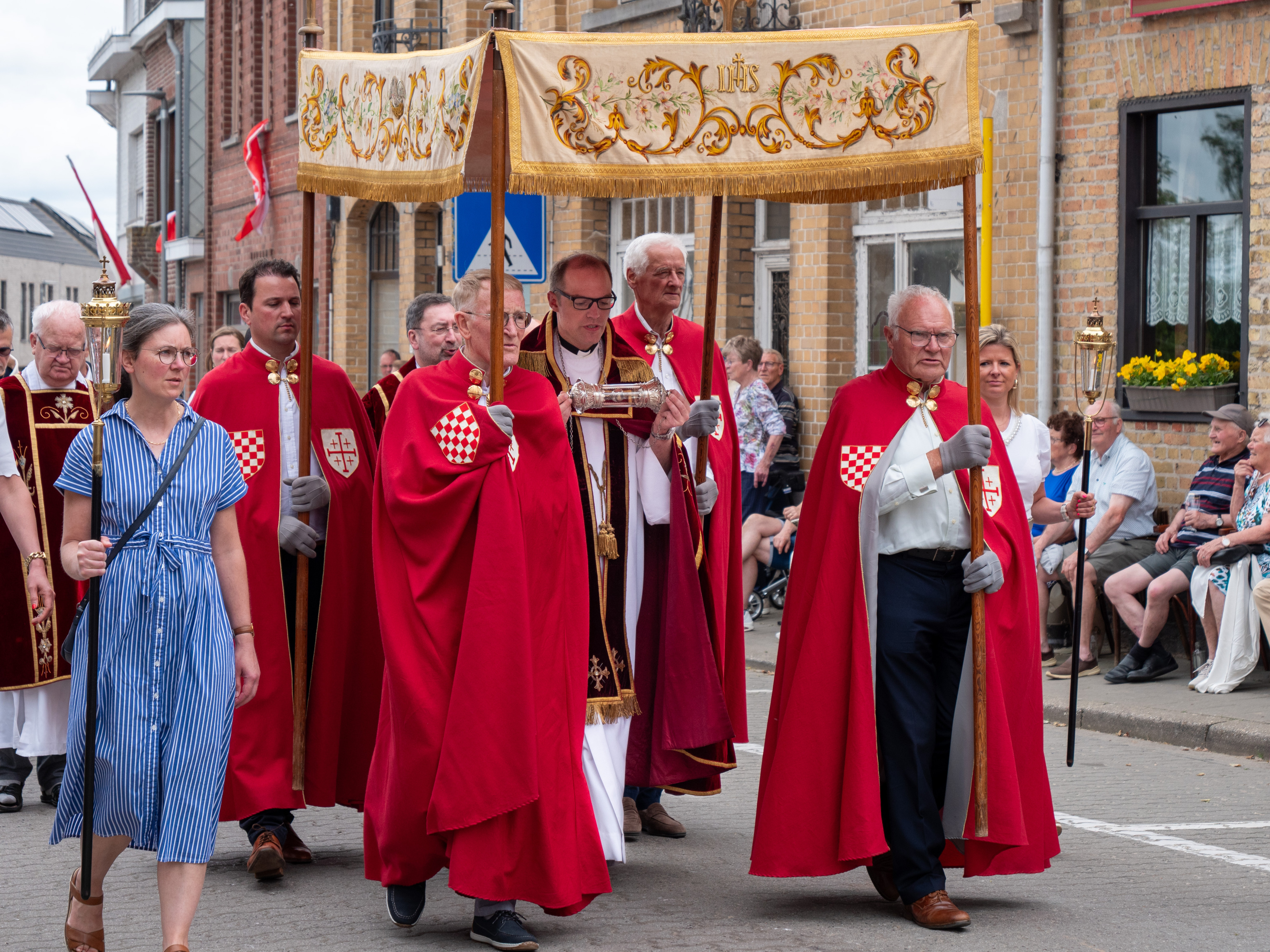 Baldakijn met de relikwie van het Heilig Bloed