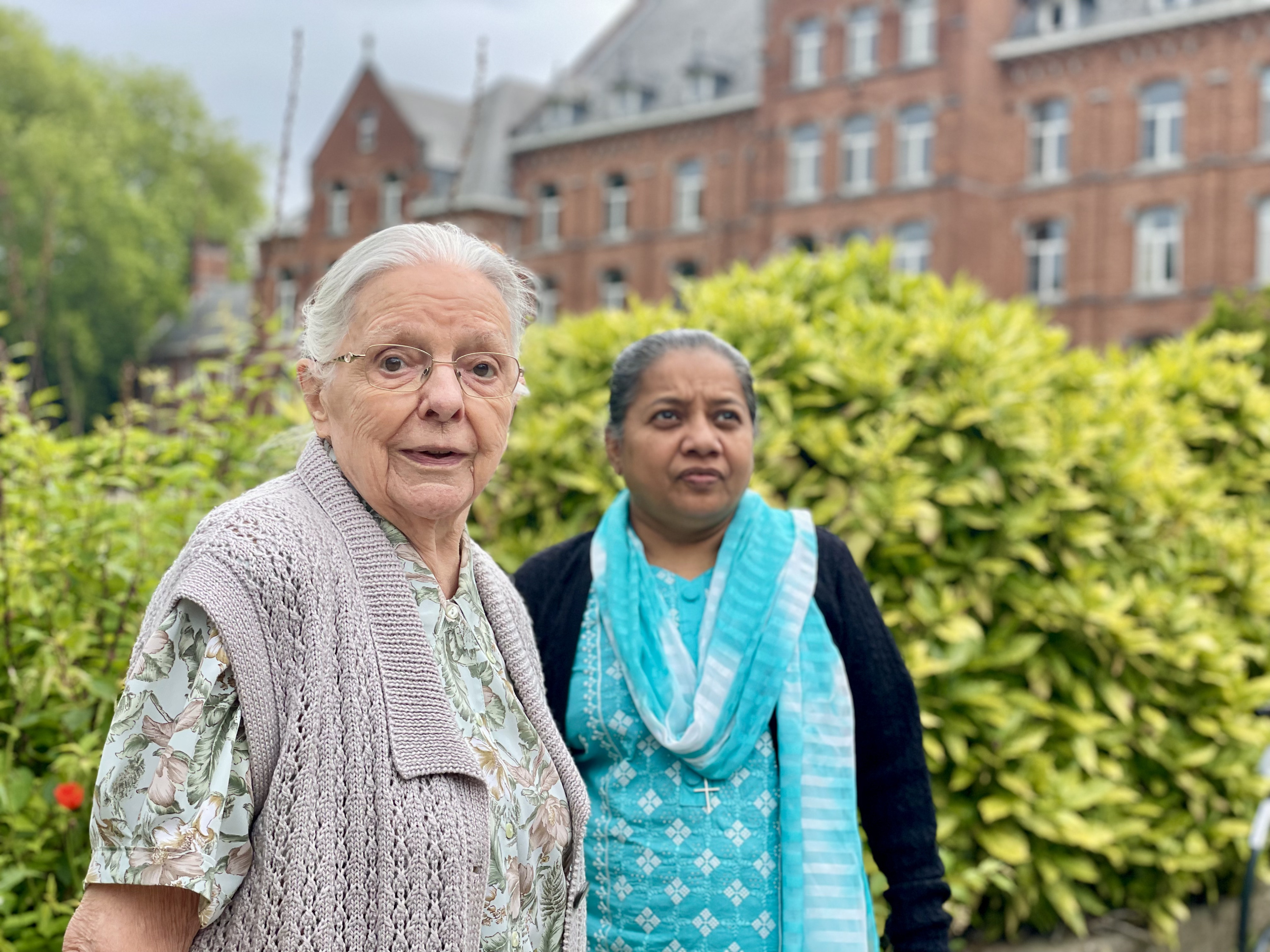 Zuster Jeanne Devos en haar opvolgster zuster Christin Mary. Zuster Jeanne Devos en haar opvolgster zuster Christin Mary.