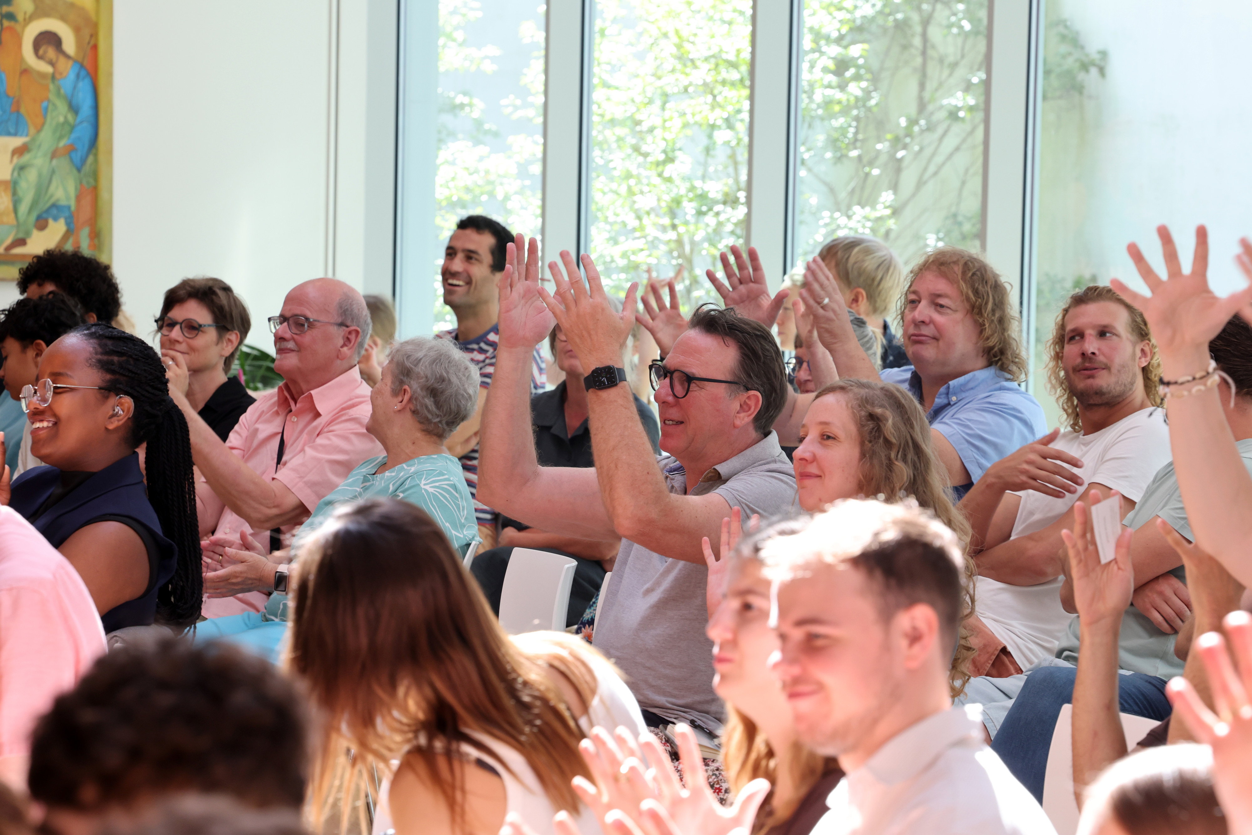Dove mensen applaudisseren (met handen in de lucht).